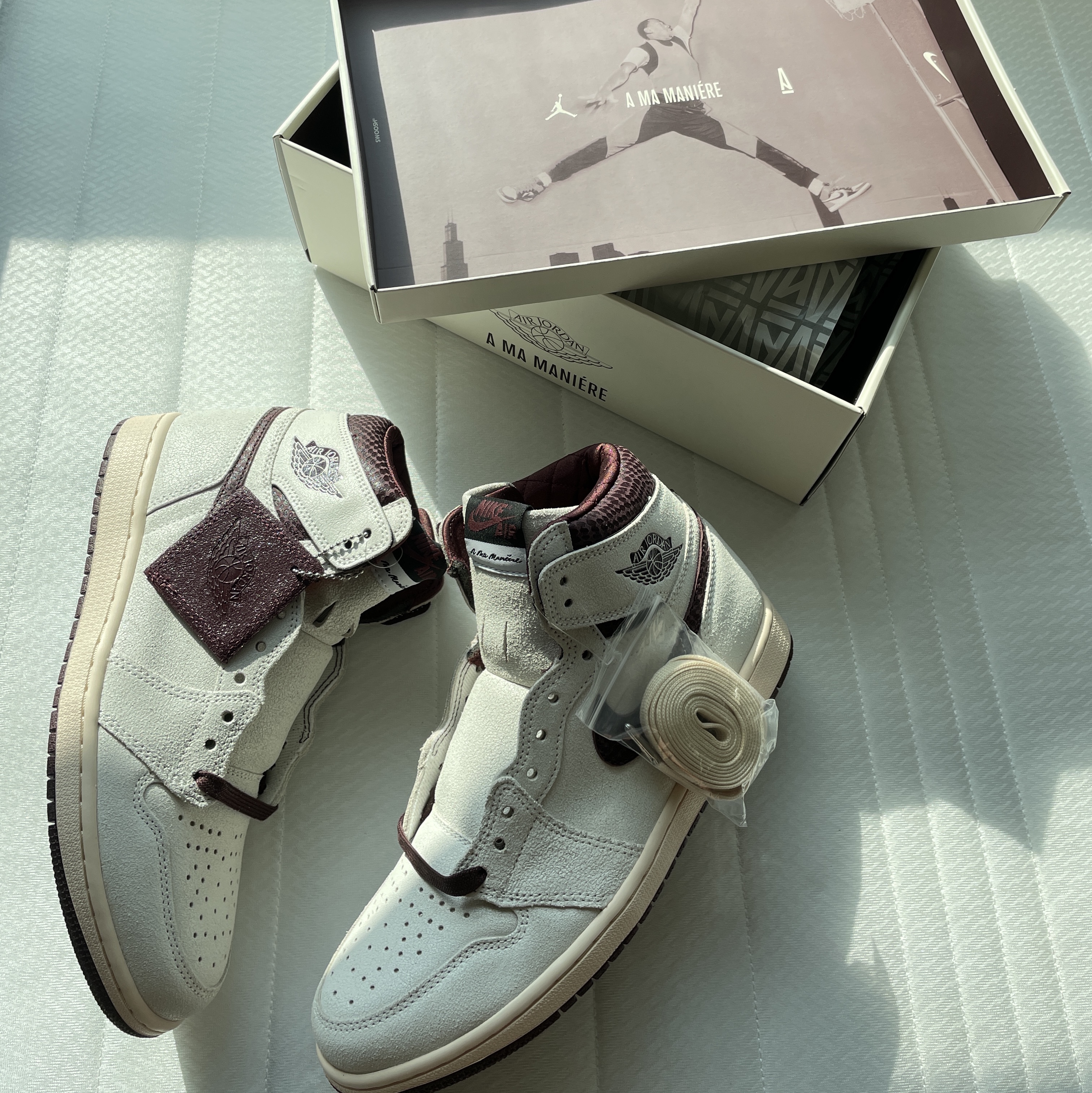 Jordan 1 x A Ma Maniere Retro High OG SP Sail and Burgundy 착용 스타일 - 3