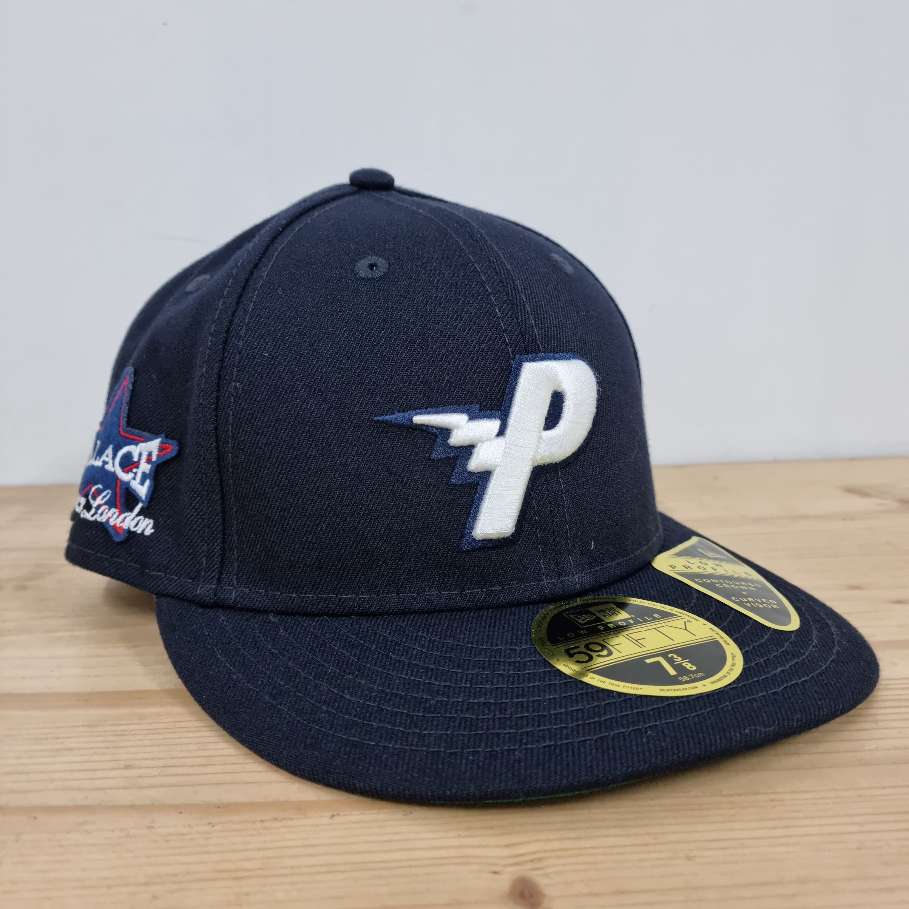 Palace New Era Bolt Hat Navy - 21FW, Palace Tri-Strike T-Shirt Navy - 21FW 착용 스타일 - 1