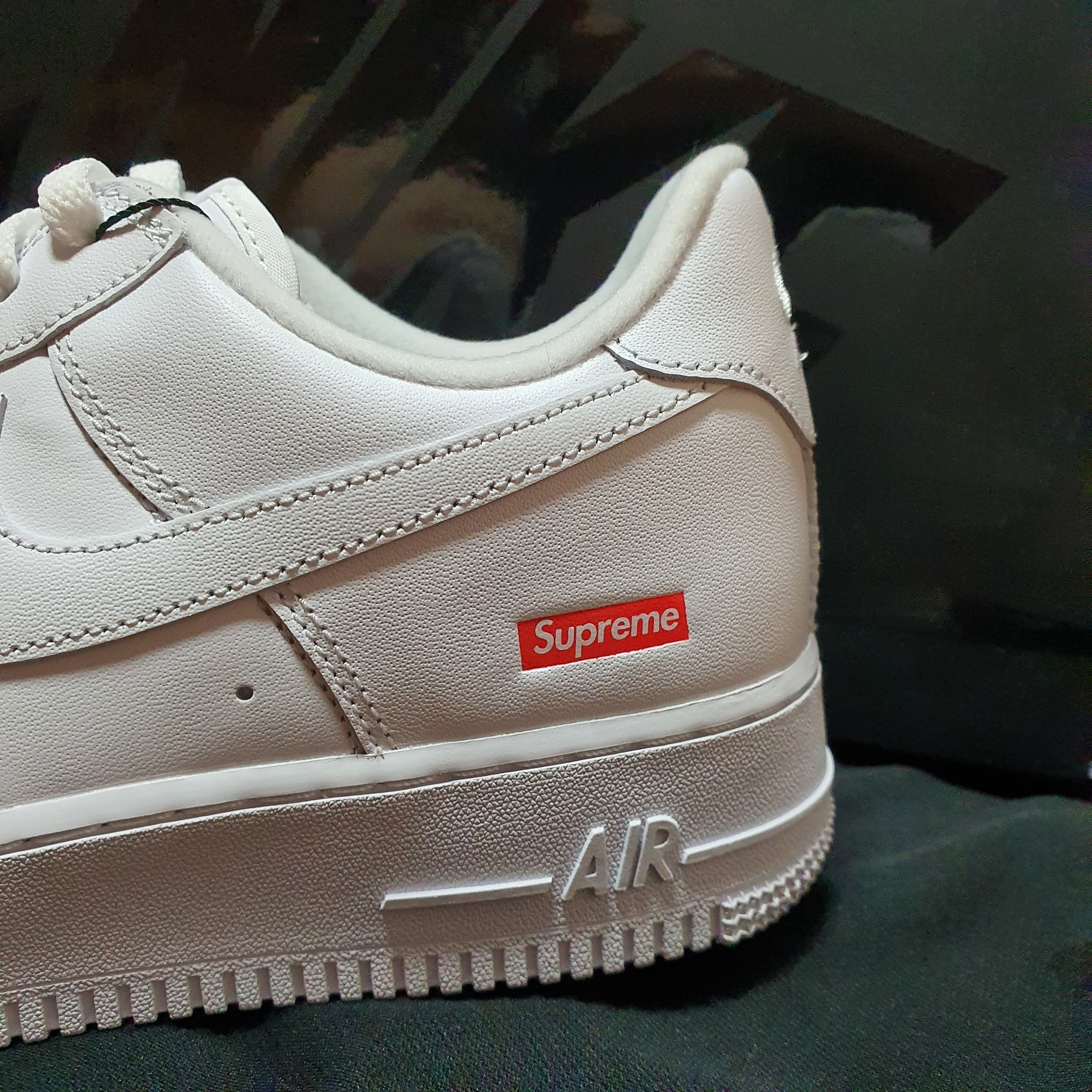 Nike x Supreme Air Force 1 Low White 착용 스타일 - 3