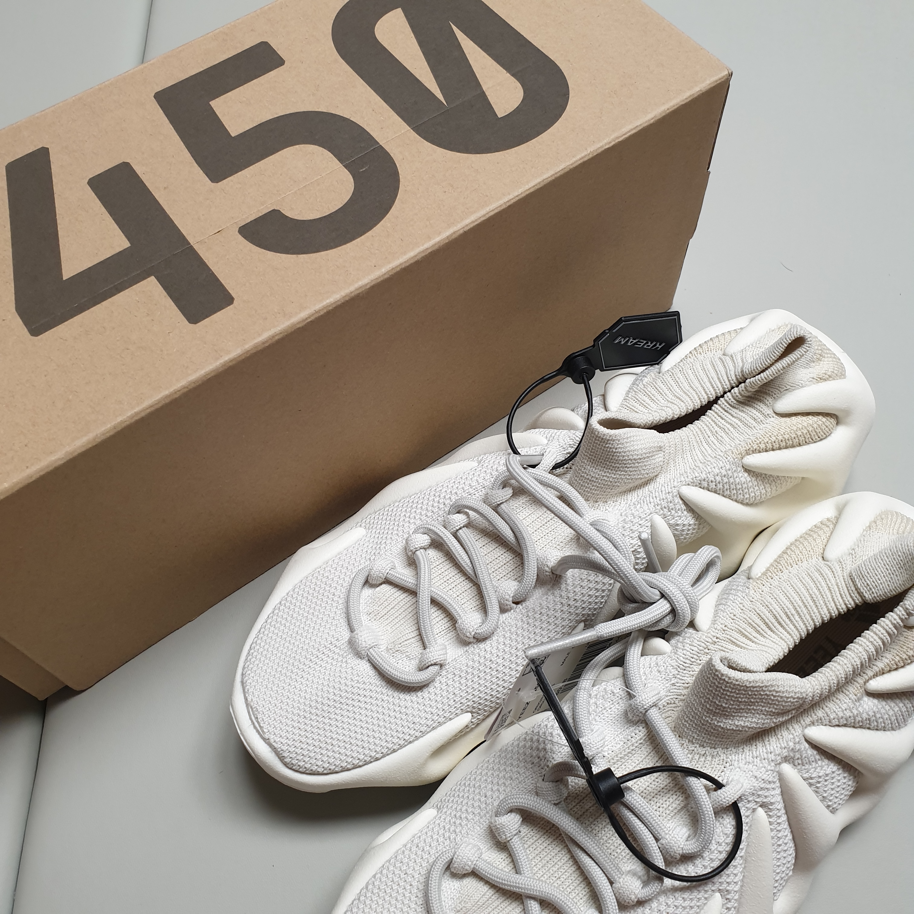 Adidas Yeezy 450 Cloud White 착용 스타일 - 1
