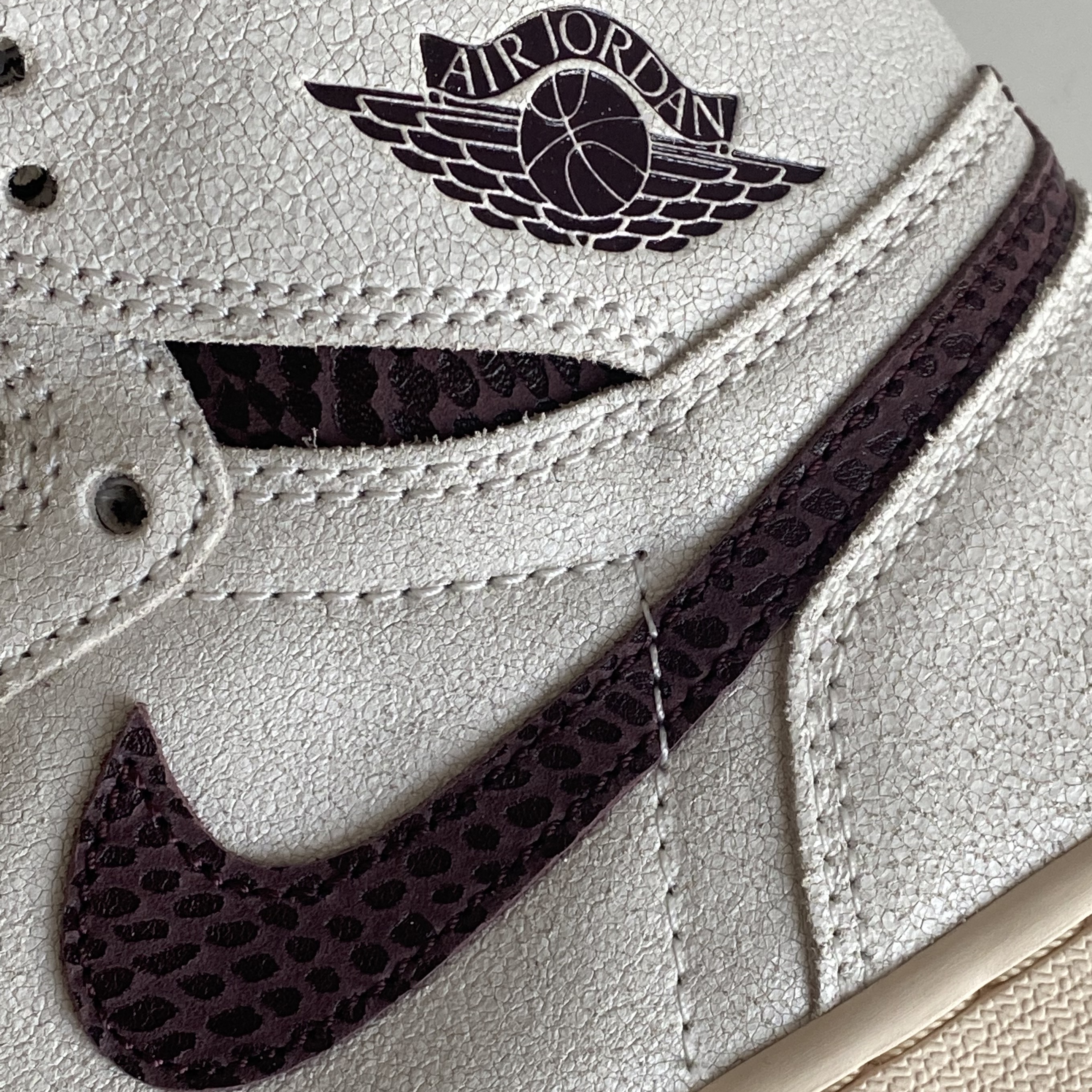 Jordan 1 x A Ma Maniere Retro High OG SP Sail and Burgundy 착용 스타일 - 2