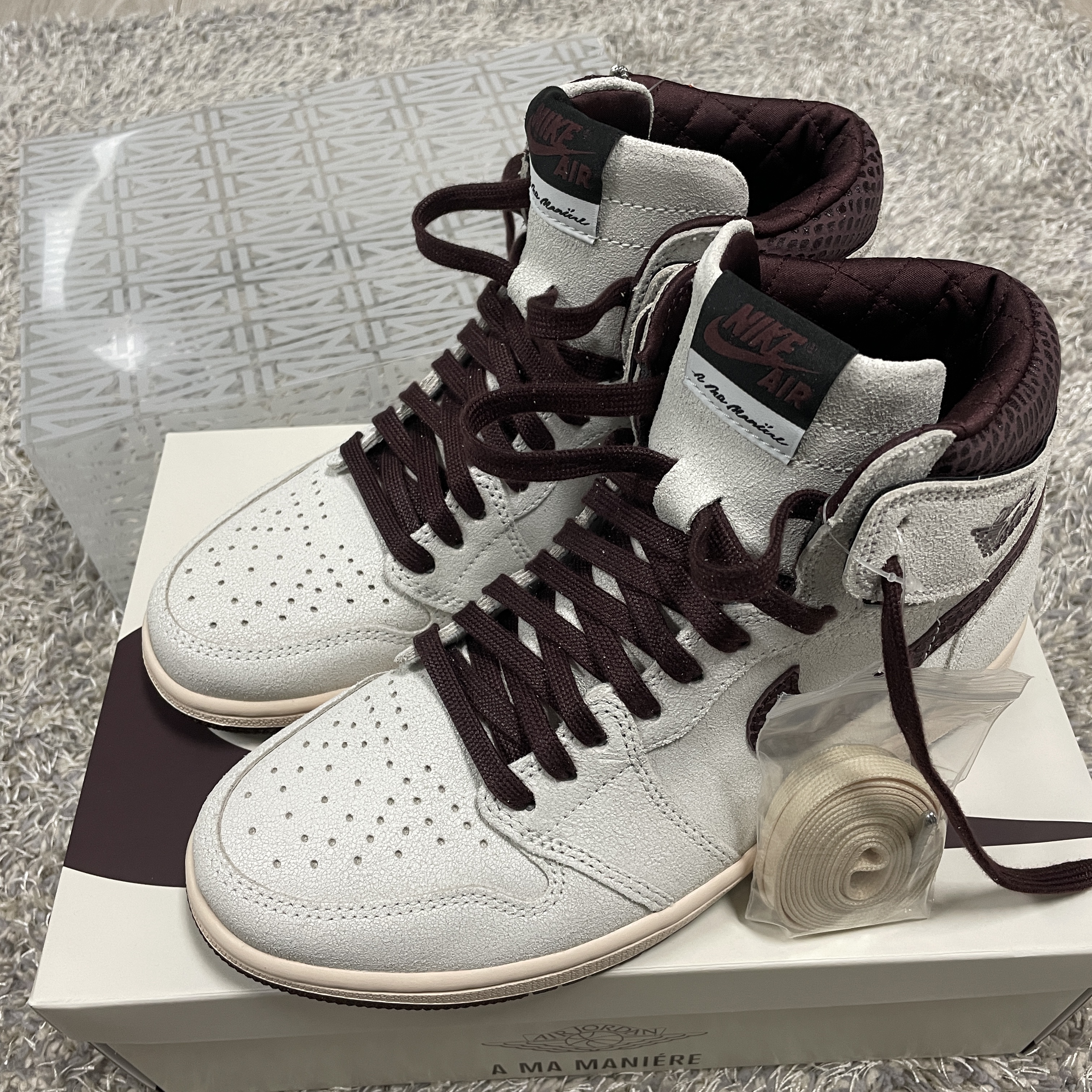 Jordan 1 x A Ma Maniere Retro High OG SP Sail and Burgundy 착용 스타일 - 1