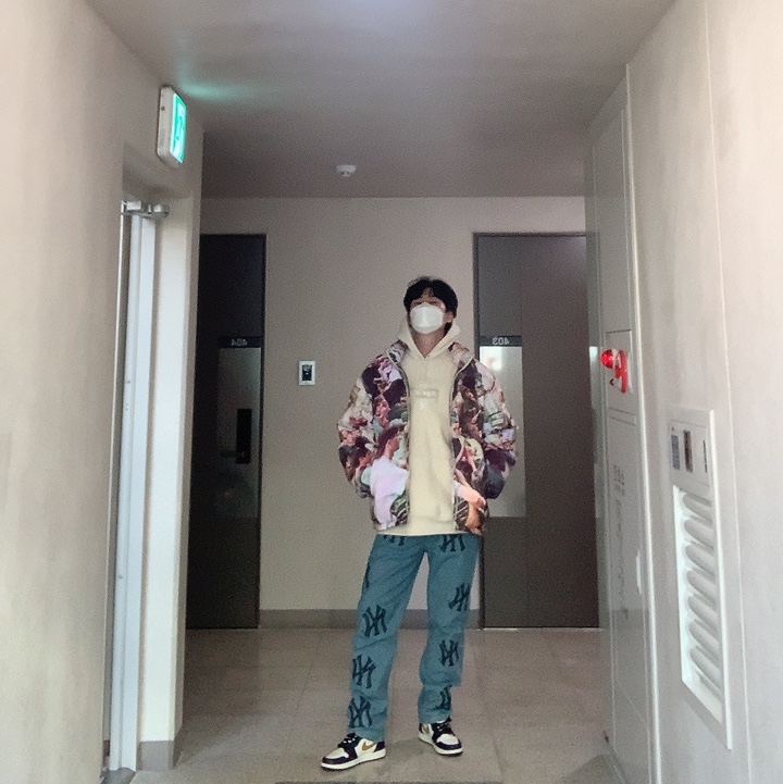 Supreme Lafayette Reflective Down Jacket Multicolor - 21FW, Supreme Cross Box Logo Hooded Sweatshirt Natural - 20FW 착용 스타일 - 1