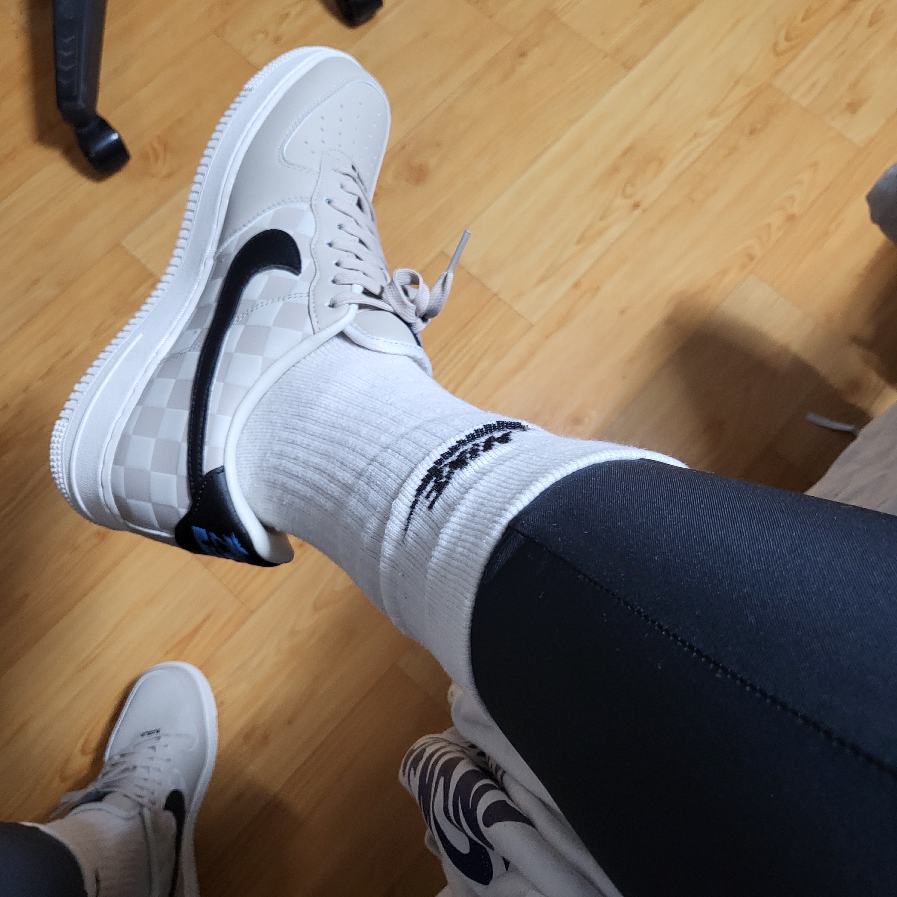 Nike Air Force 1 '07 QS LBJ 착용 스타일 - 3