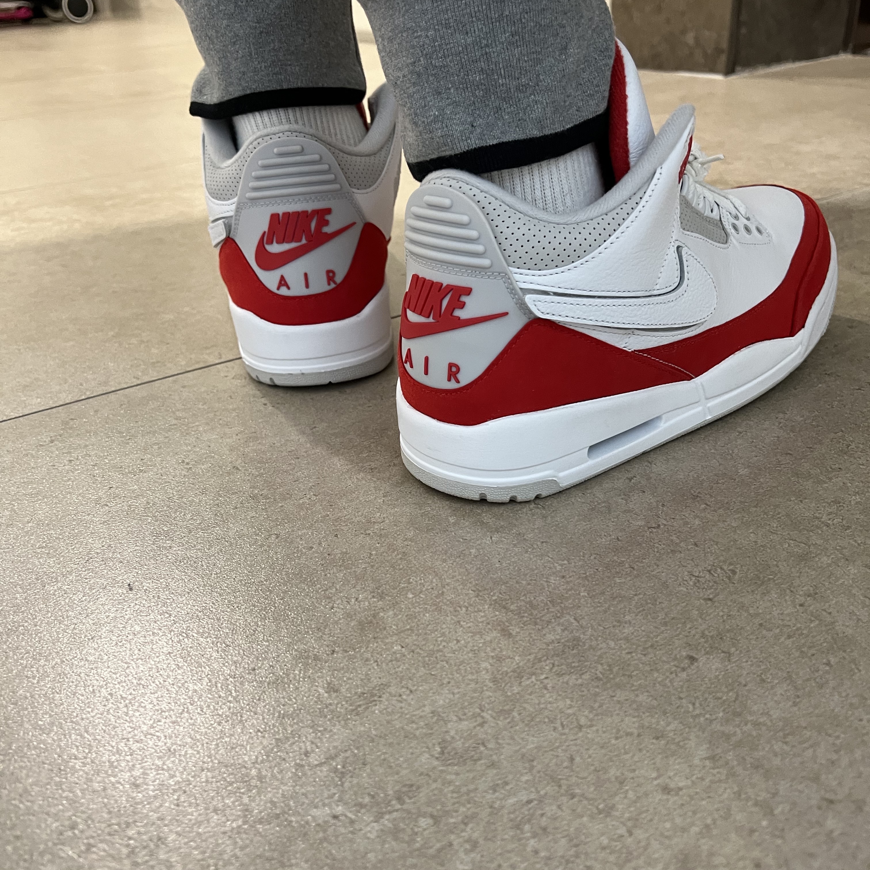 Jordan 3 Retro Tinker White University Red 착용 스타일 - 2