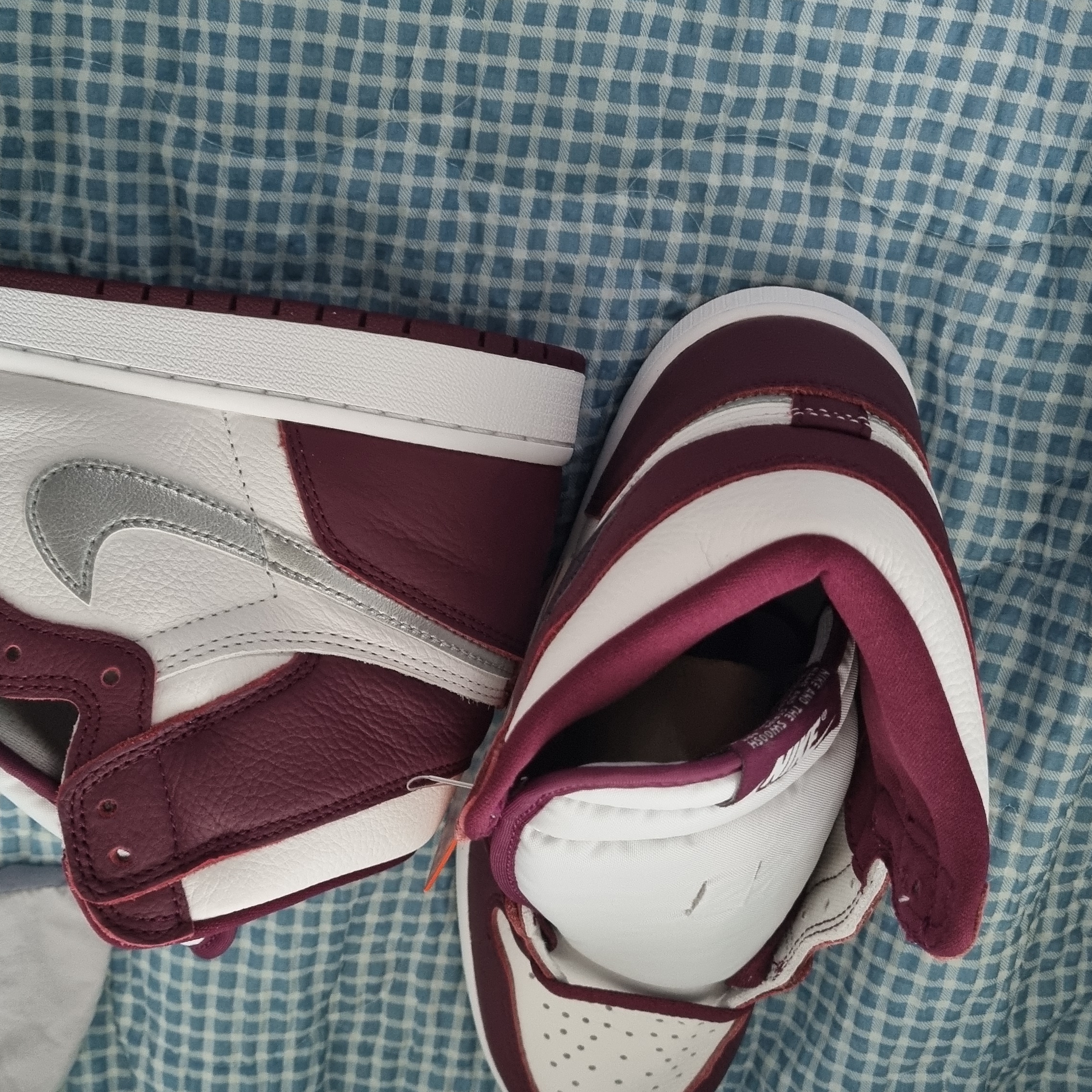 Jordan 1 Retro High OG Bordeaux 착용 스타일 - 4