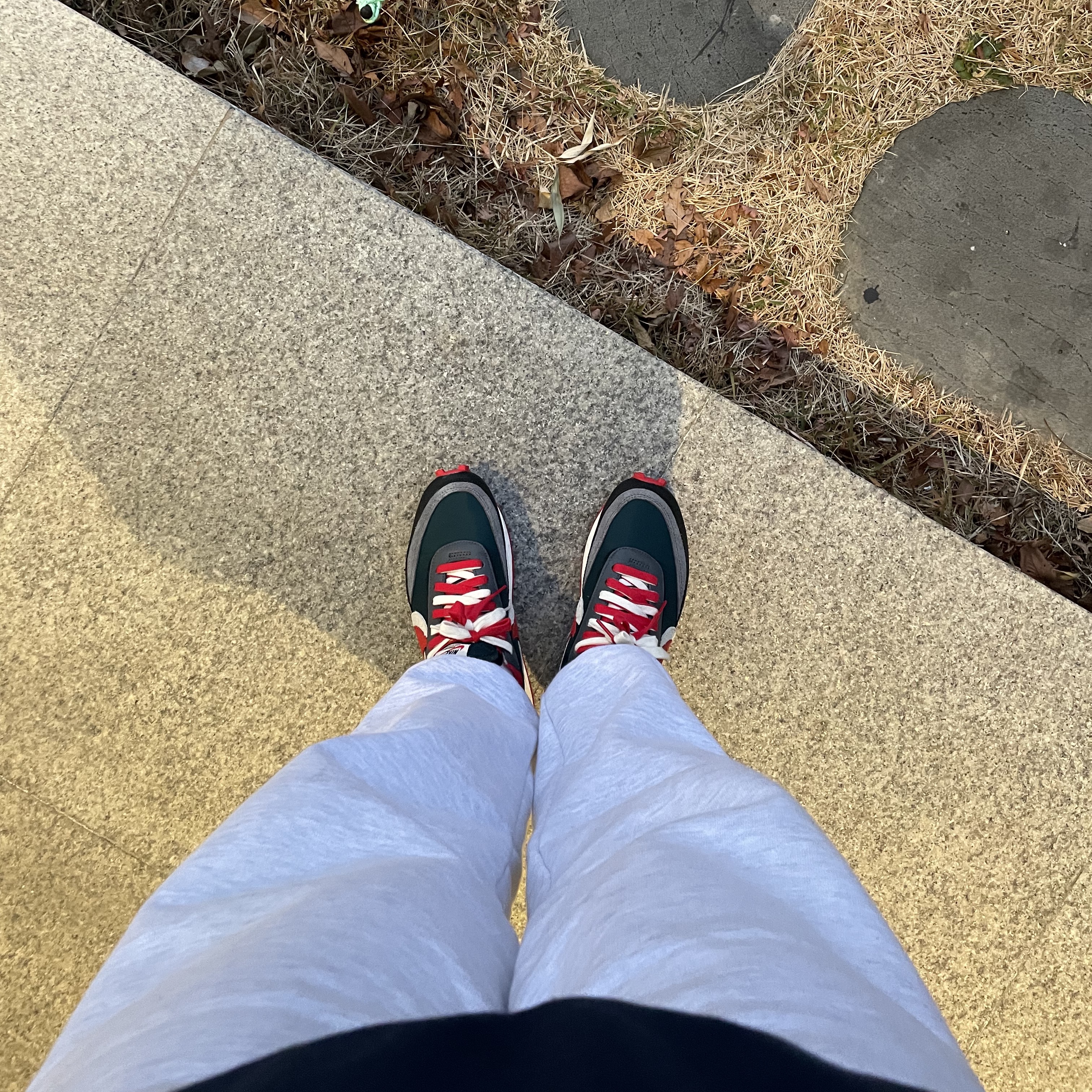 Nike x Sacai x Undercover LDWaffle Midnight Spruce University Red 착용 스타일