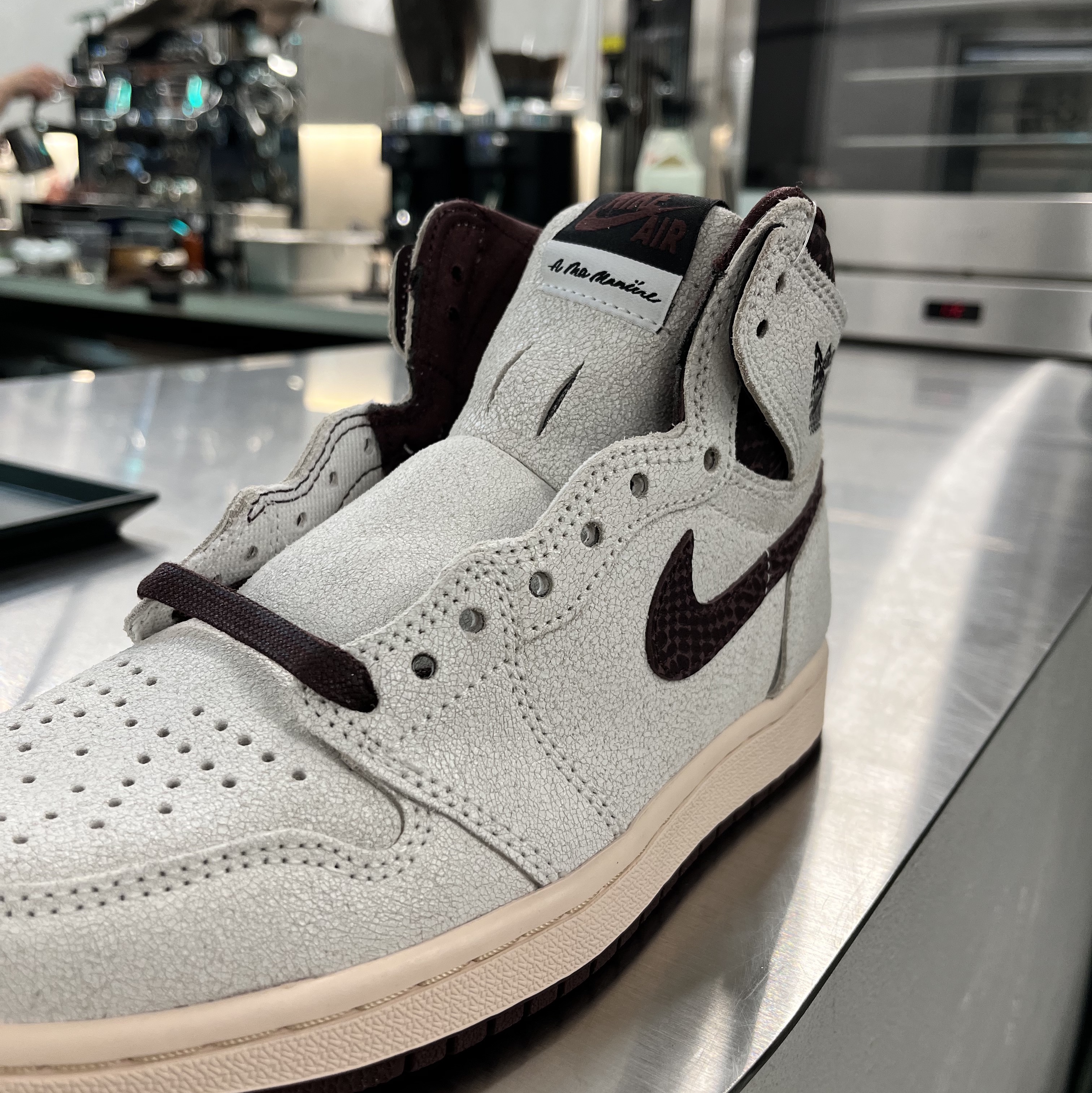 Jordan 1 x A Ma Maniere Retro High OG SP Sail and Burgundy 착용 스타일