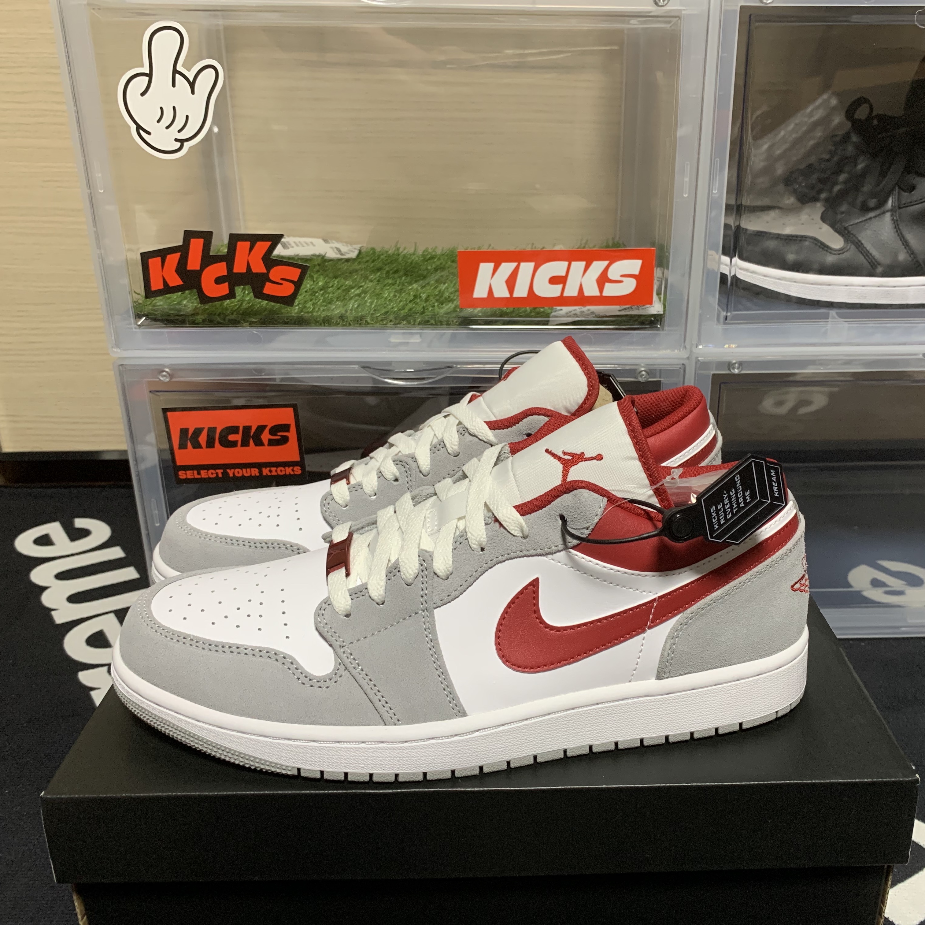 Jordan 1 Low SE Light Smoke Grey Gym Red 착용 스타일