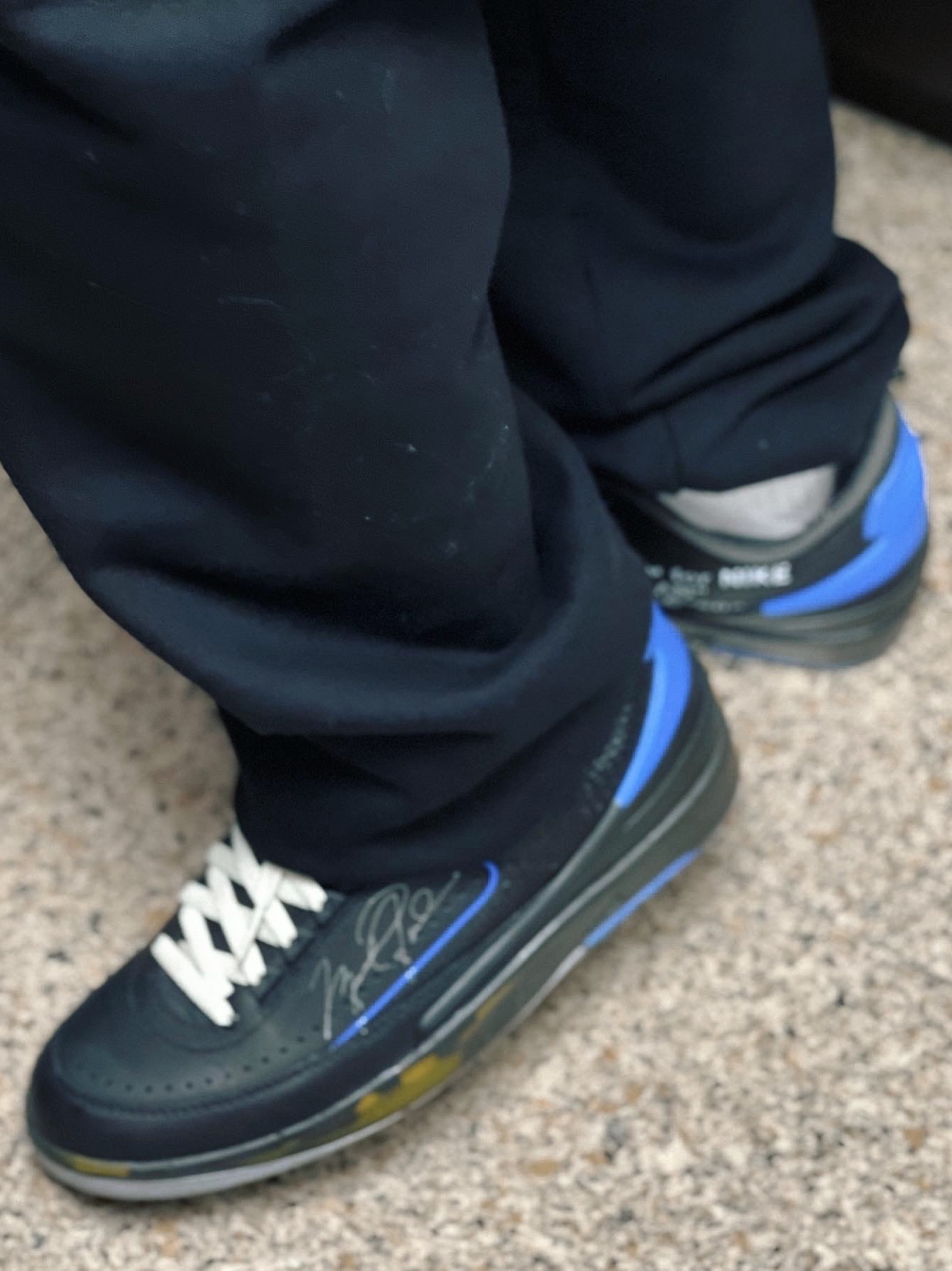 Jordan 2 x Off-White Retro Low SP Black and Varsity Royal 착용 스타일 - 3