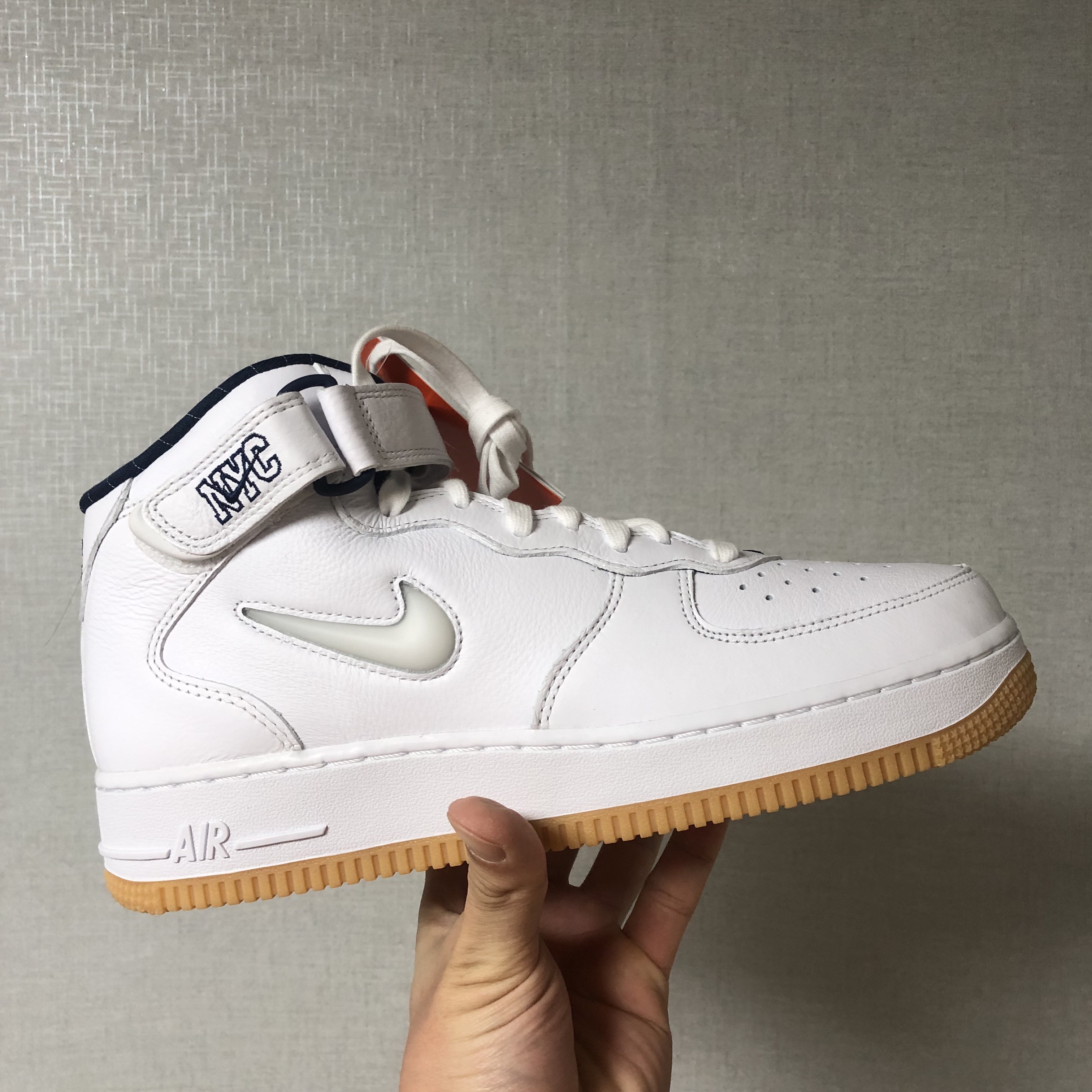 Nike Air Force 1 Mid QS NYC White Midnight Navy 착용 스타일