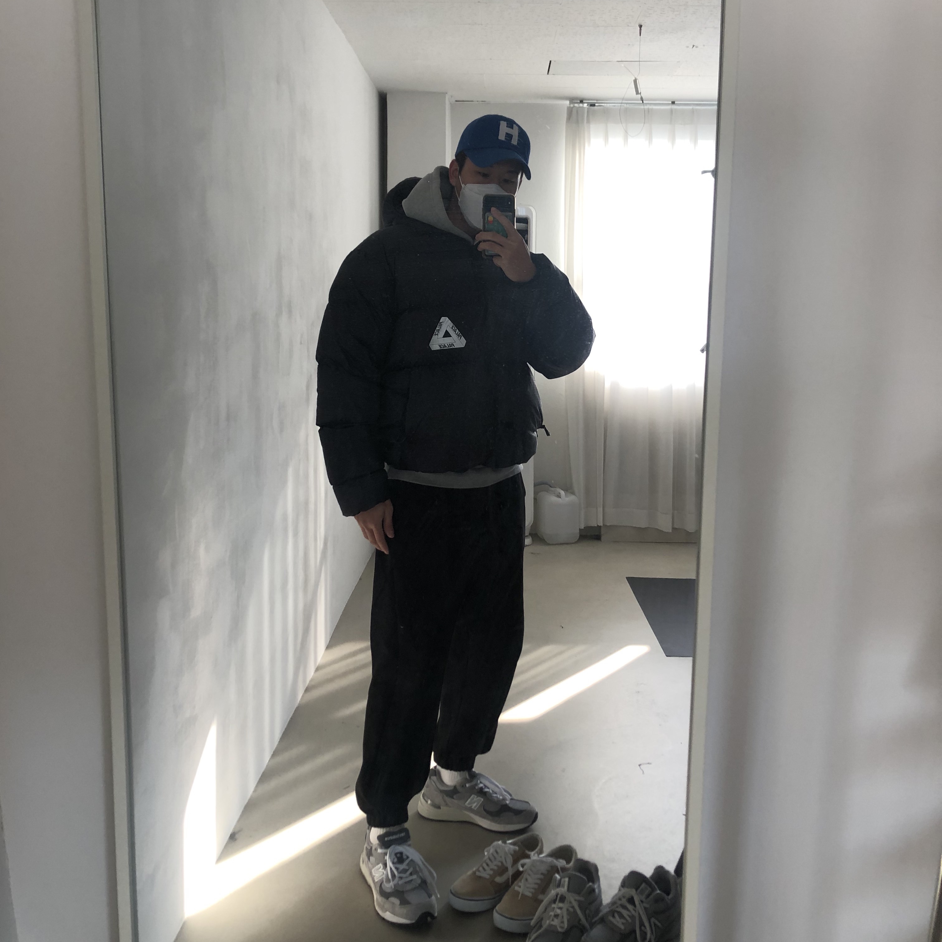 Palace Pertex Balaclava Puffa Black - 21FW, New Balance 992 Made in USA Grey - D Standard 착용 스타일 - 1