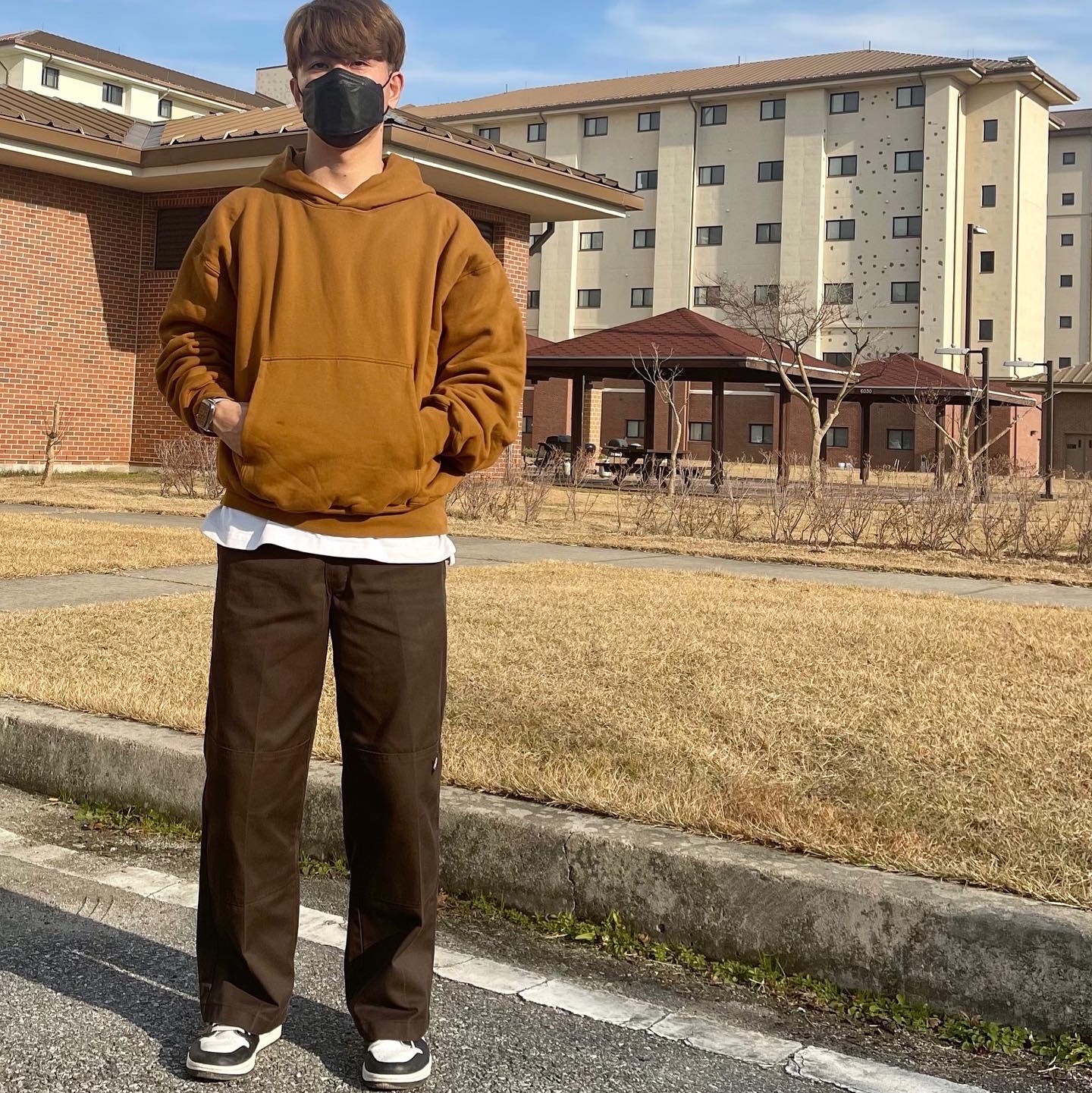 Yeezy Gap Hoodie Brown, Jordan 1 Retro High OG Black Mocha 착용 스타일 - 1