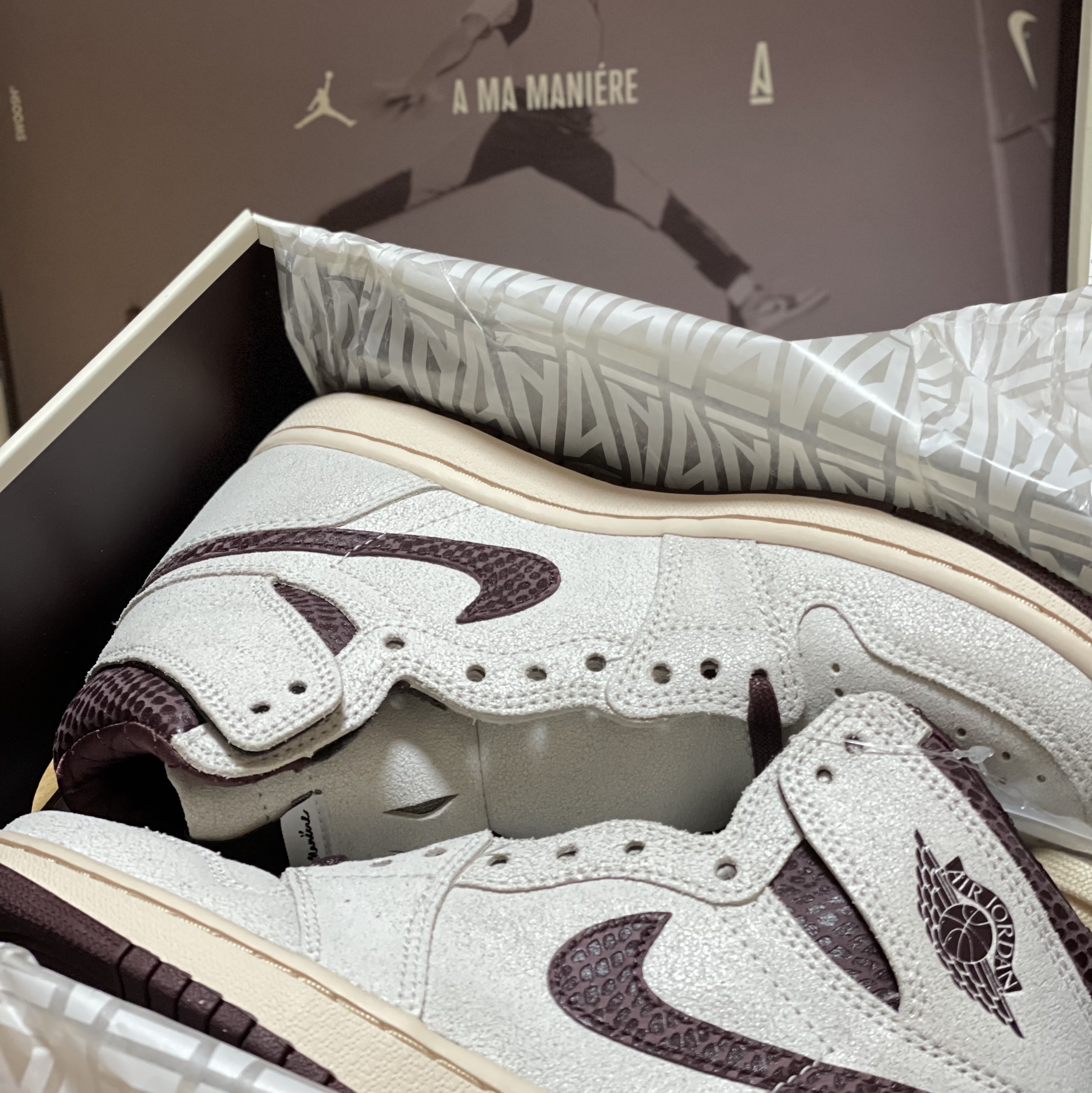 Jordan 1 x A Ma Maniere Retro High OG SP Sail and Burgundy 착용 스타일