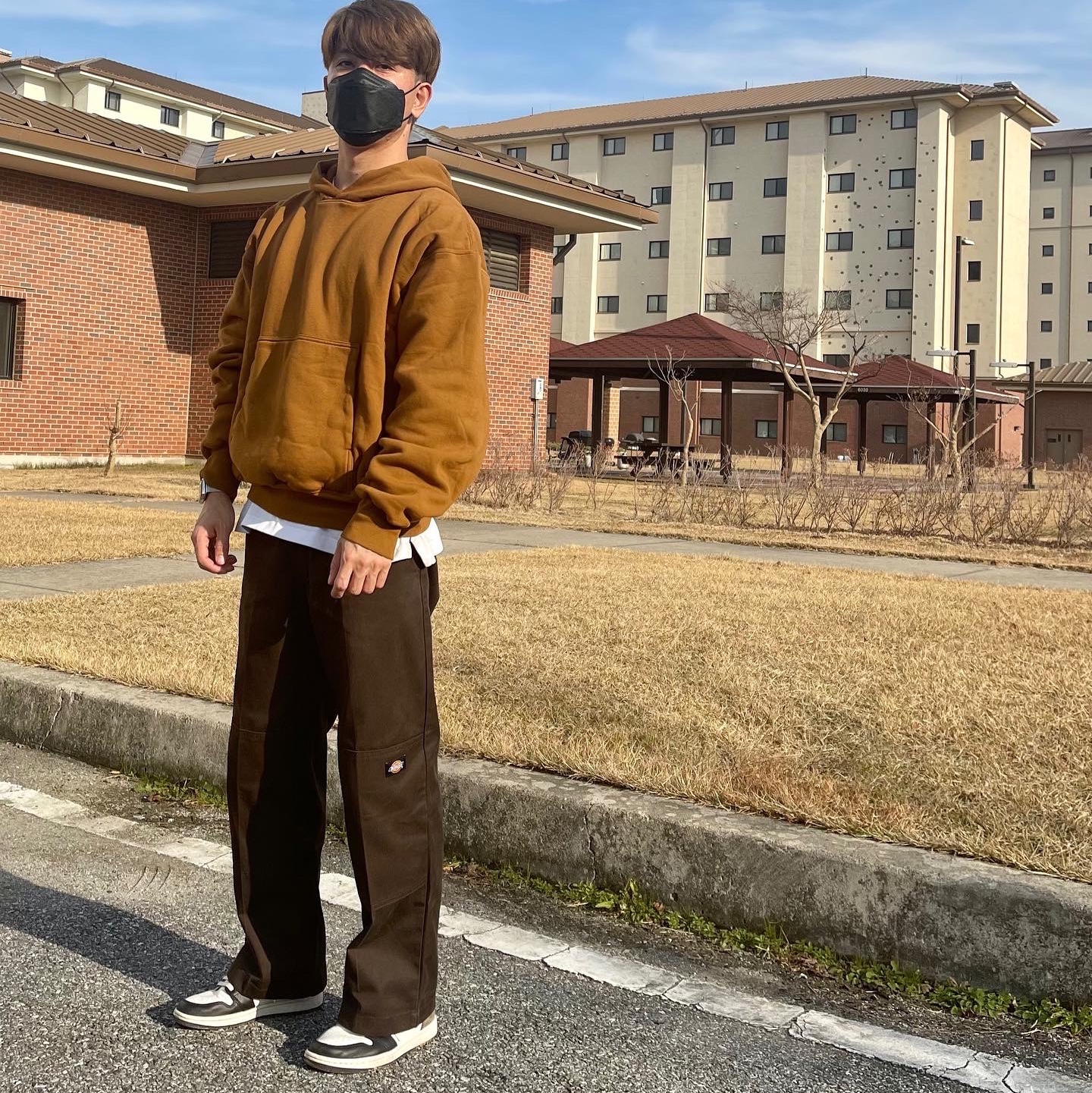 Yeezy Gap Hoodie Brown, Jordan 1 Retro High OG Black Mocha 착용 스타일 - 2