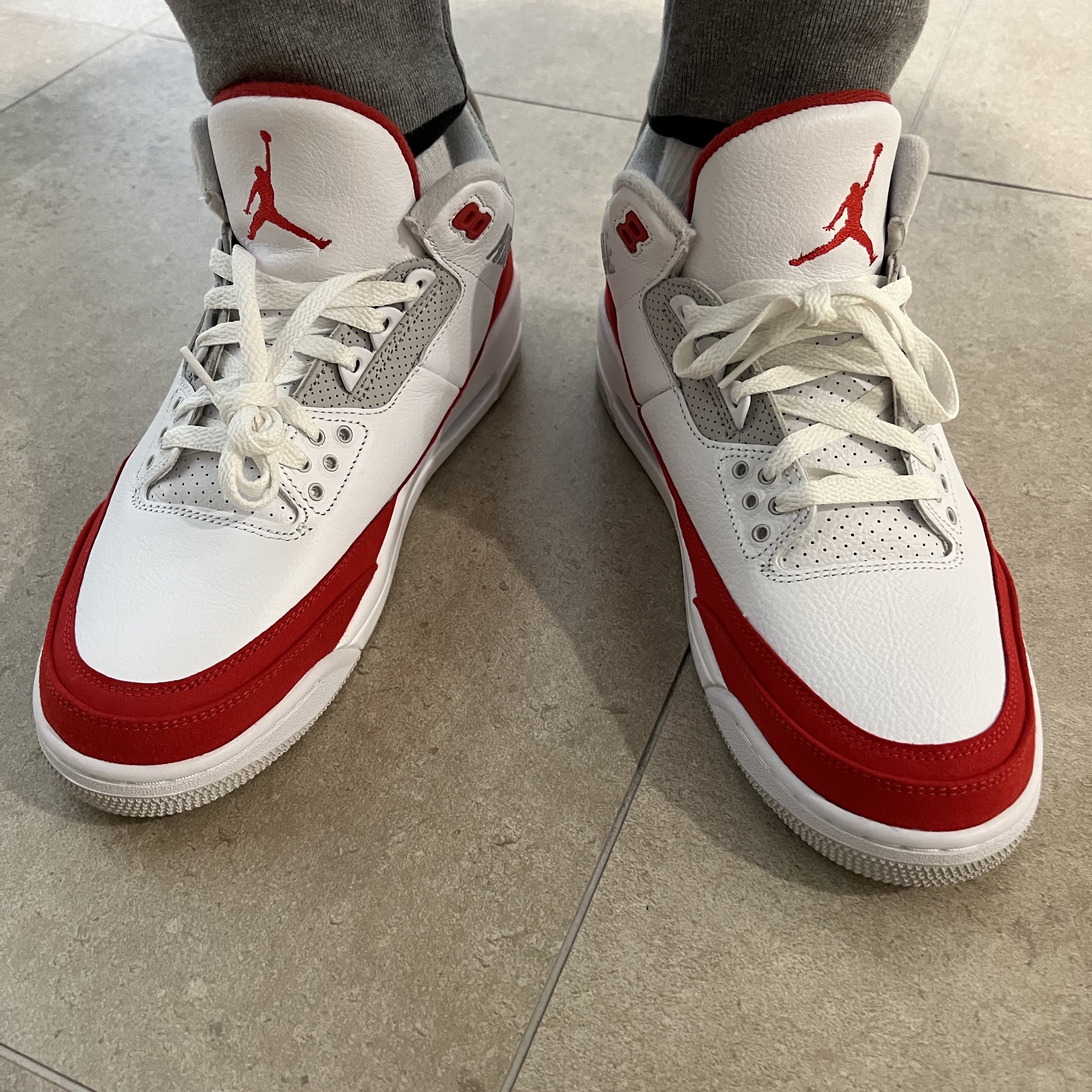 Jordan 3 Retro Tinker White University Red 착용 스타일 - 1