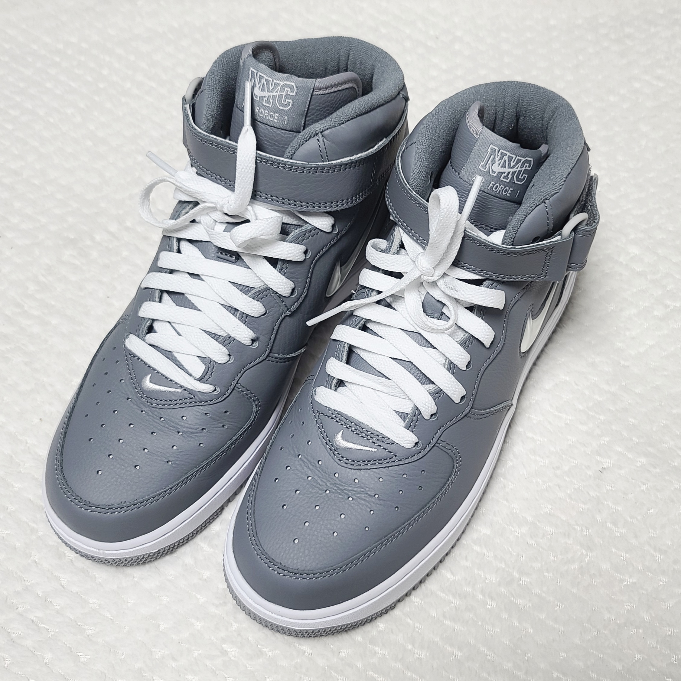 Nike Air Force 1 Mid QS NYC Cool Grey 착용 스타일 - 2