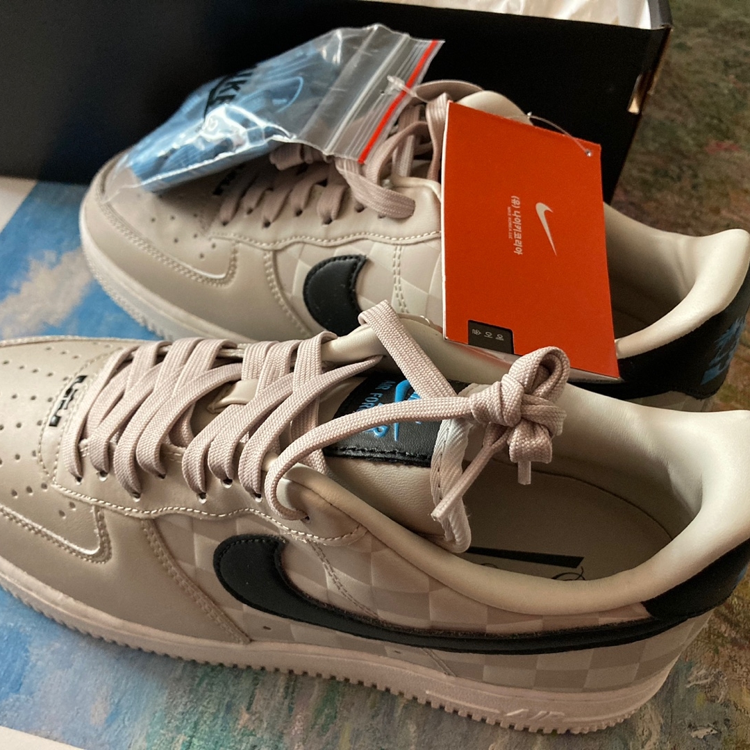 Nike Air Force 1 '07 QS LBJ 착용 스타일 - 1
