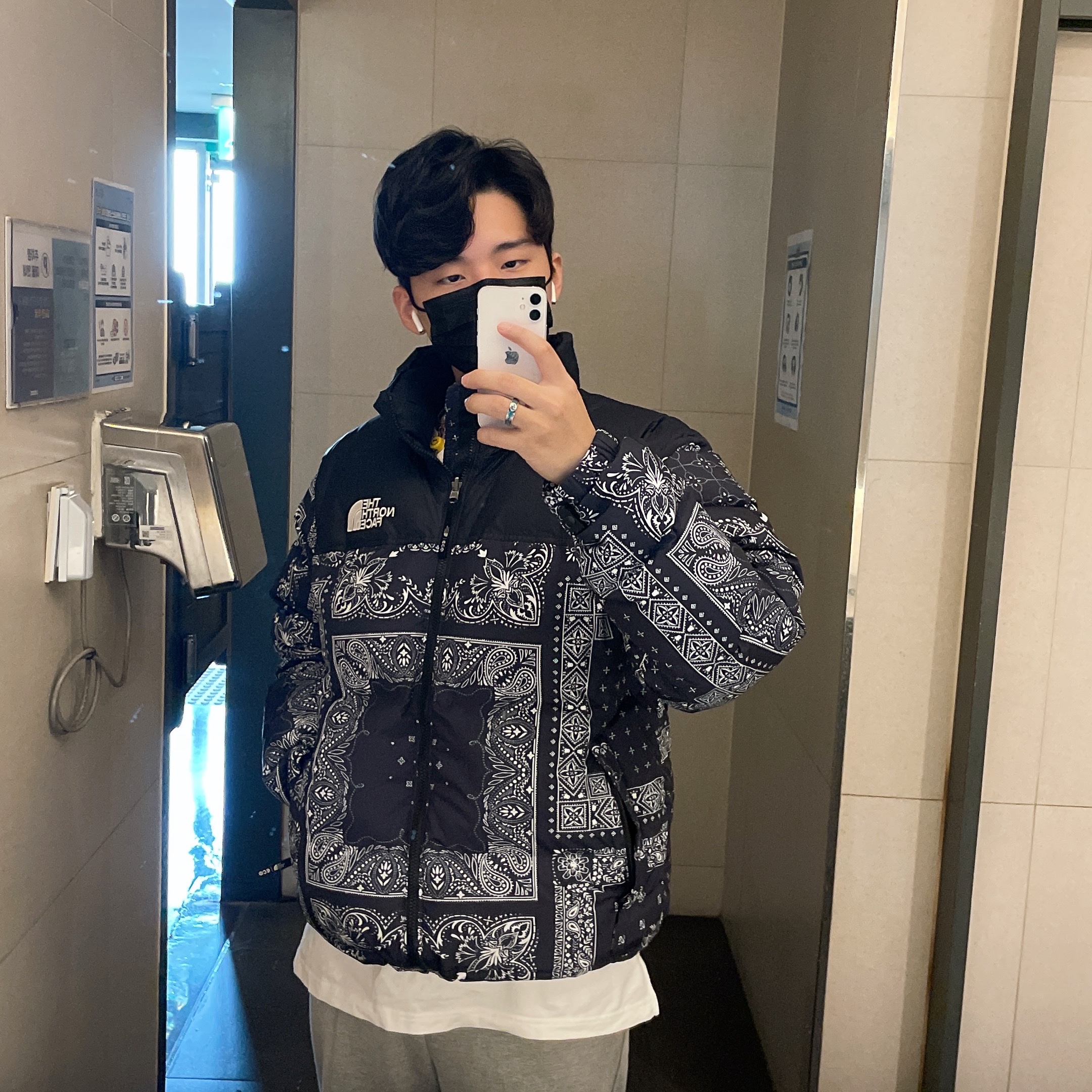 The North Face 1996 Novelty Nuptse Jacket Dark Navy 착용 스타일