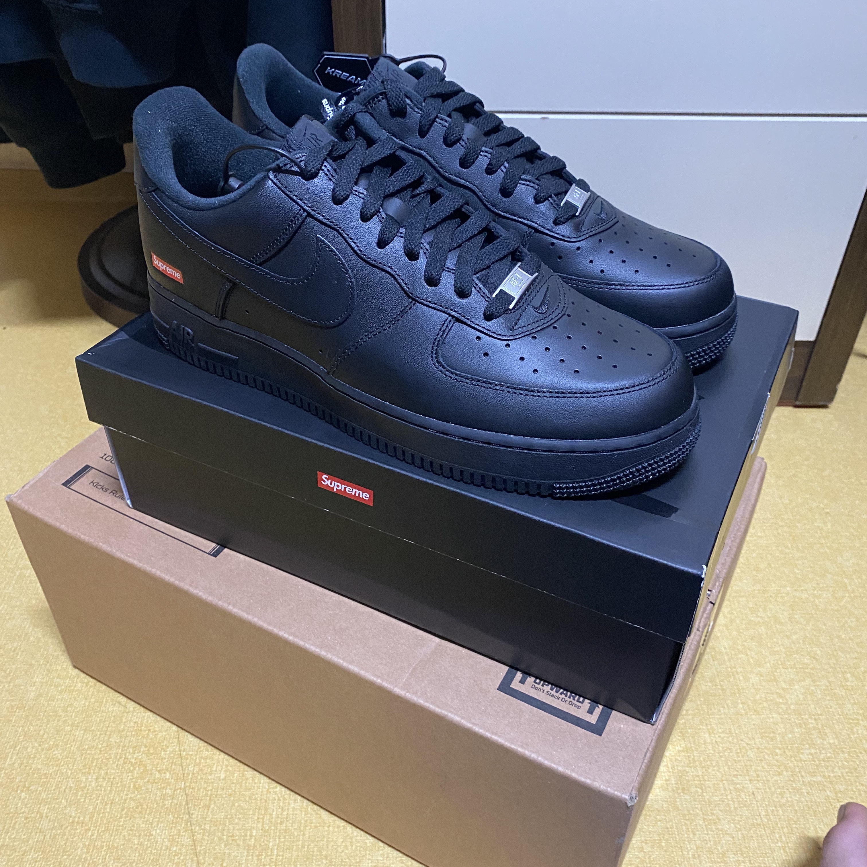 Nike x Supreme Air Force 1 Low Black 착용 스타일 - 2