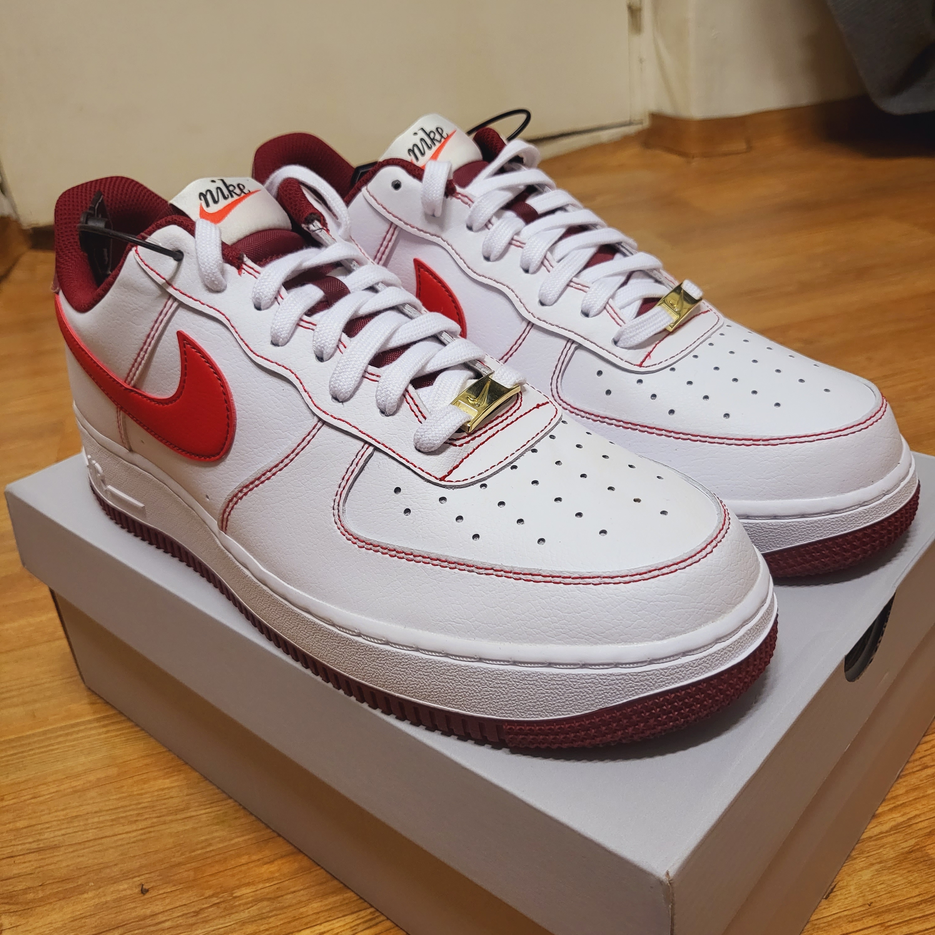 Nike Air Force 1 '07 First Use White Team Red 착용 스타일