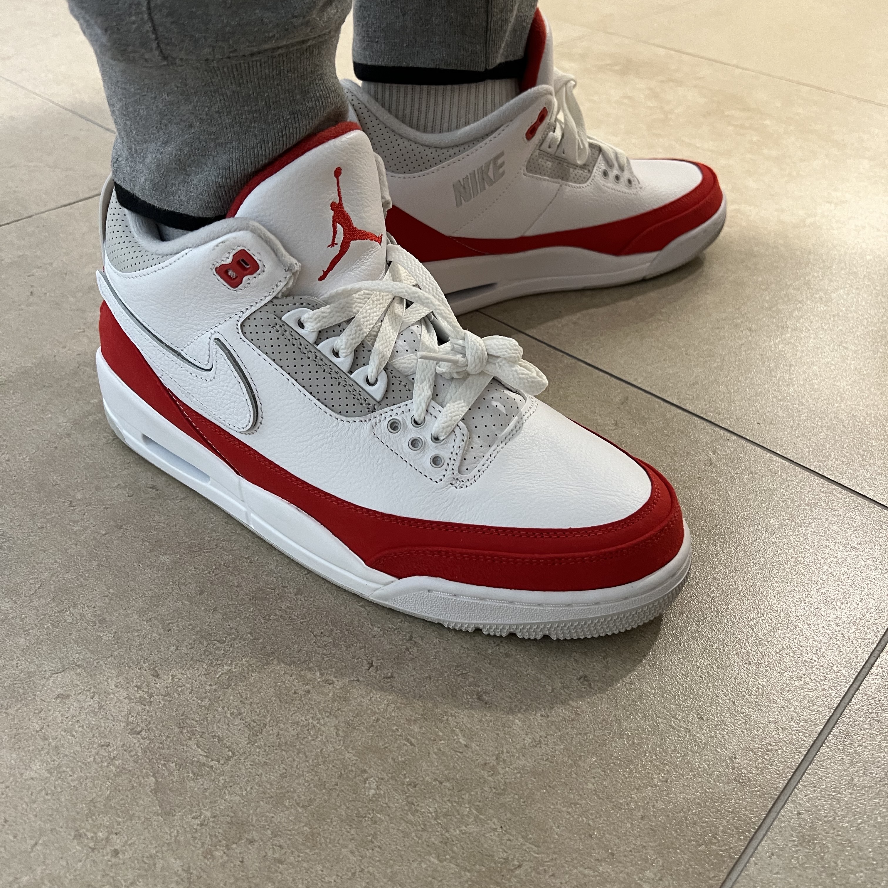Jordan 3 Retro Tinker White University Red 착용 스타일 - 3