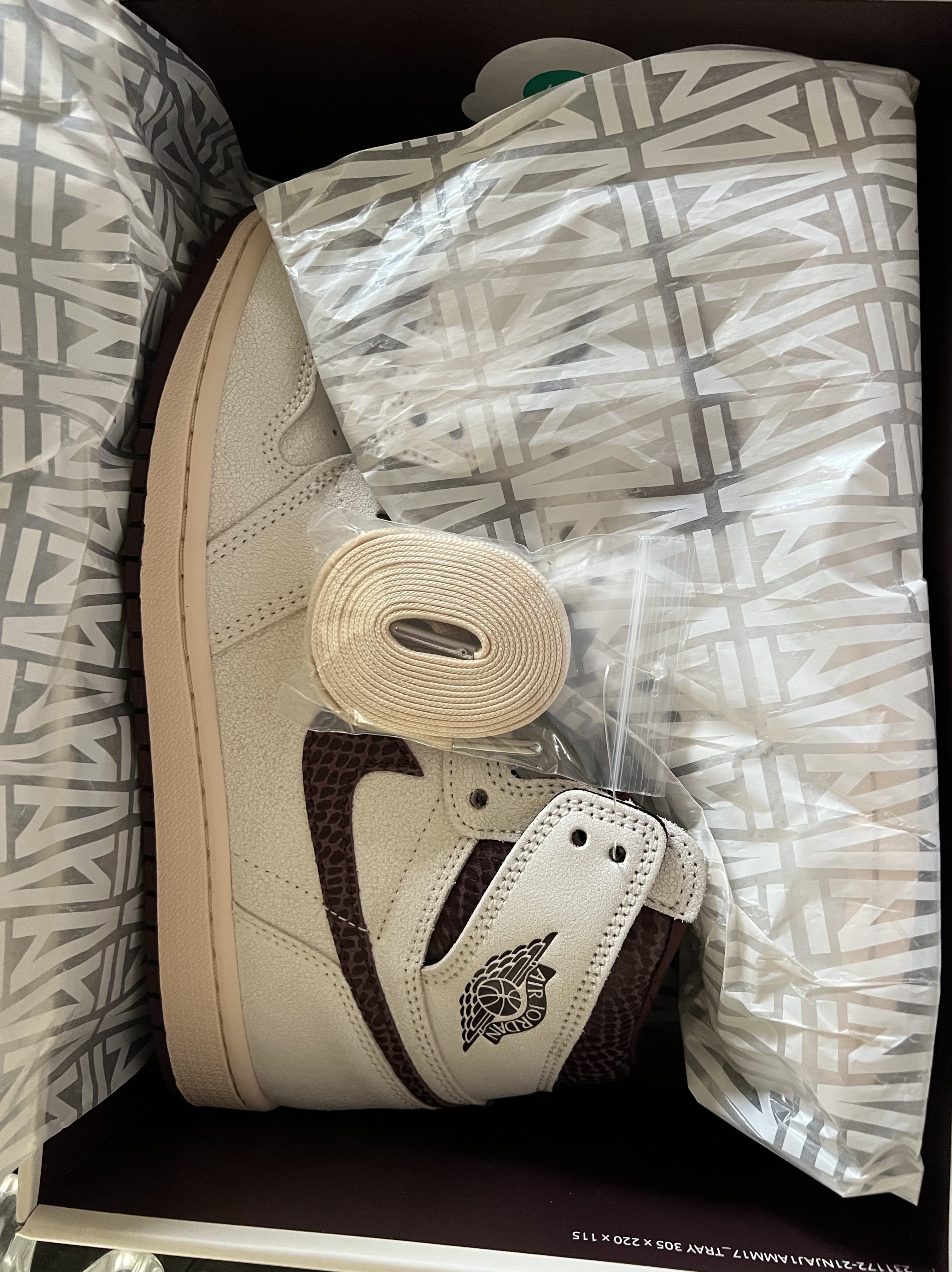 Jordan 1 x A Ma Maniere Retro High OG SP Sail and Burgundy 착용 스타일