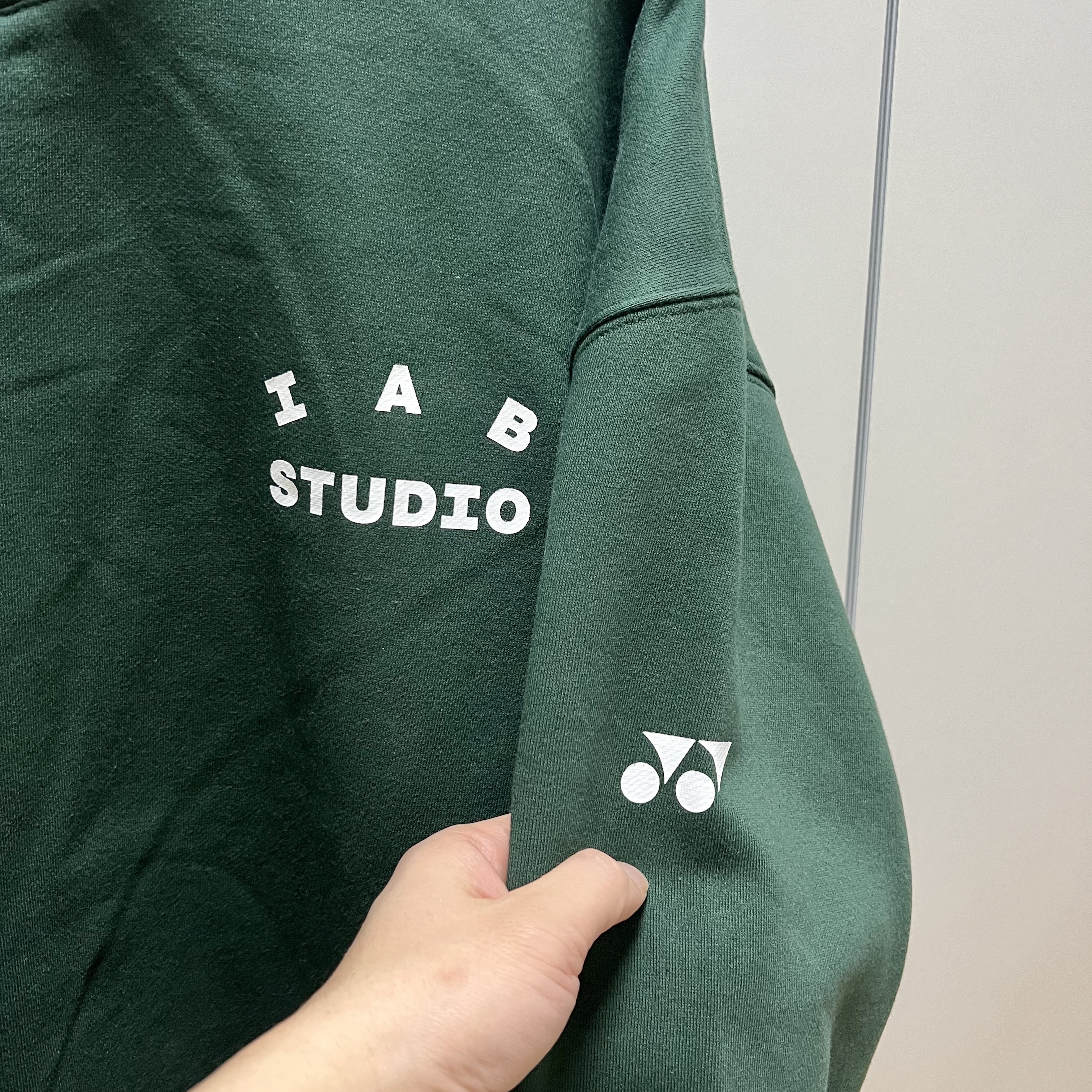 IAB Studio x Yonex Sweatshirt Green 착용 스타일 - 3