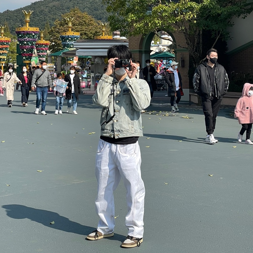 Essentials Denim Trucker Jacket Light Indigo - 20FW, Jordan 1 x Travis Scott Retro High OG SP Mocha 착용 스타일