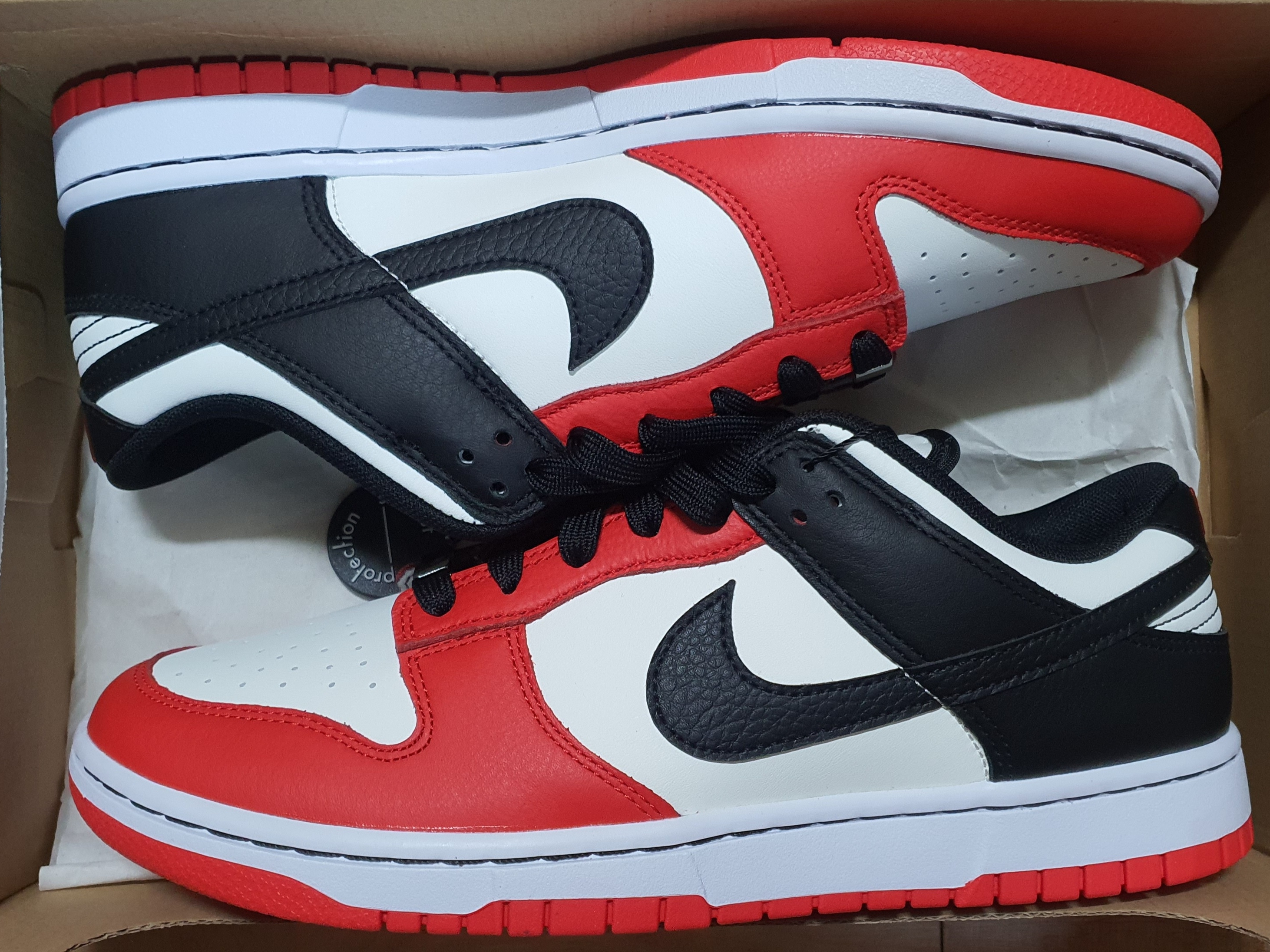 Nike x NBA Dunk Low Retro EMB Black and Chile Red 착용 스타일