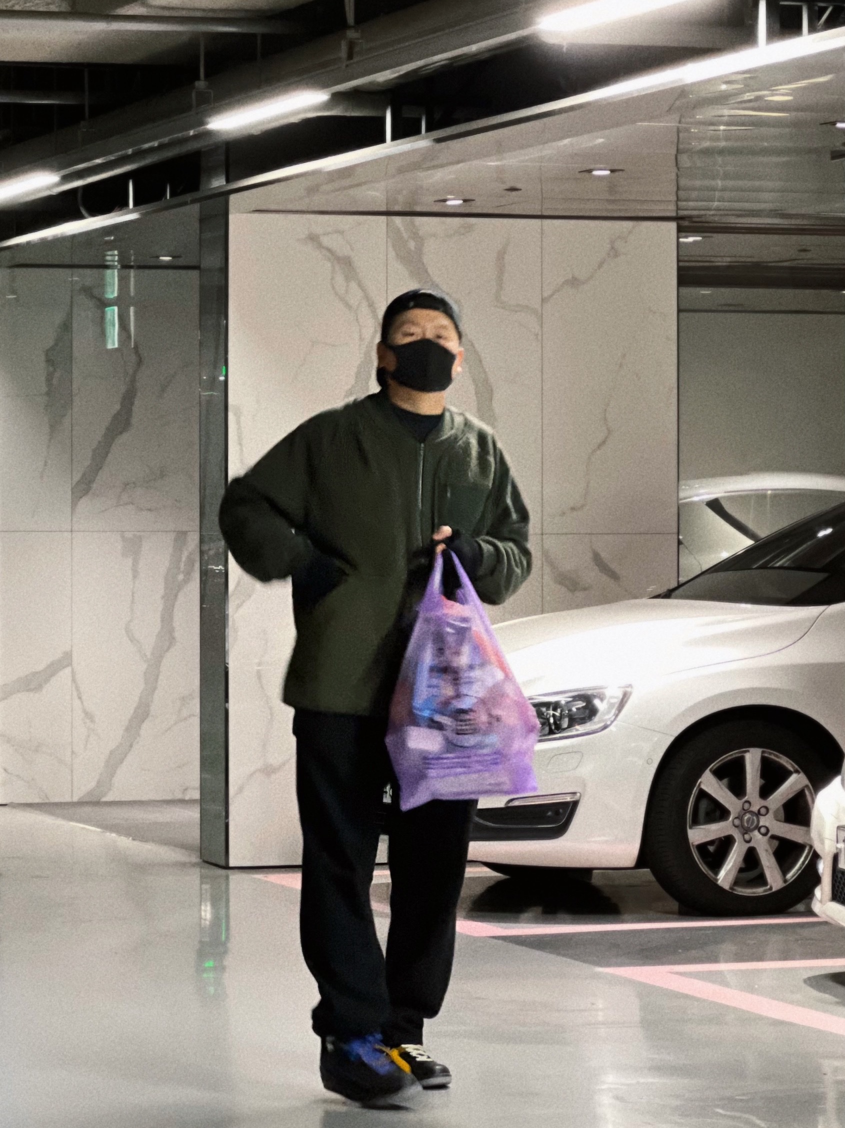 Jordan 2 x Off-White Retro Low SP Black and Varsity Royal 착용 스타일 - 2