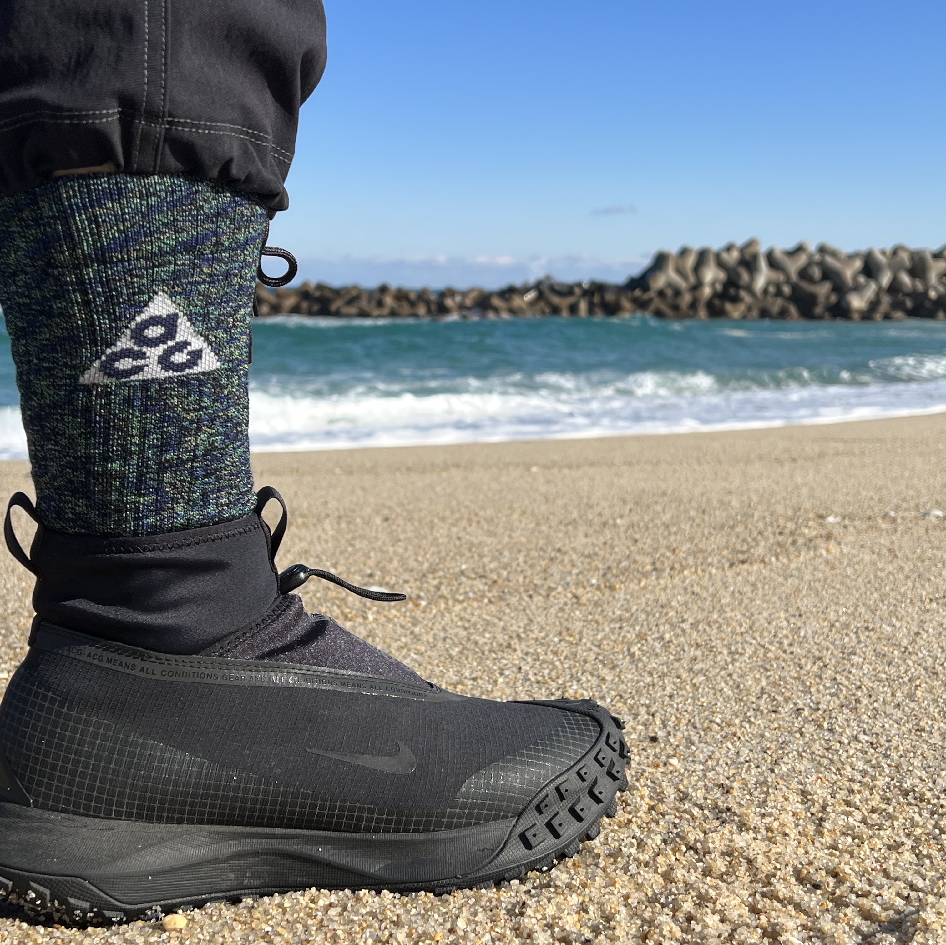Nike ACG Mountain Fly Gore-Tex Black and Dark Grey 착용 스타일