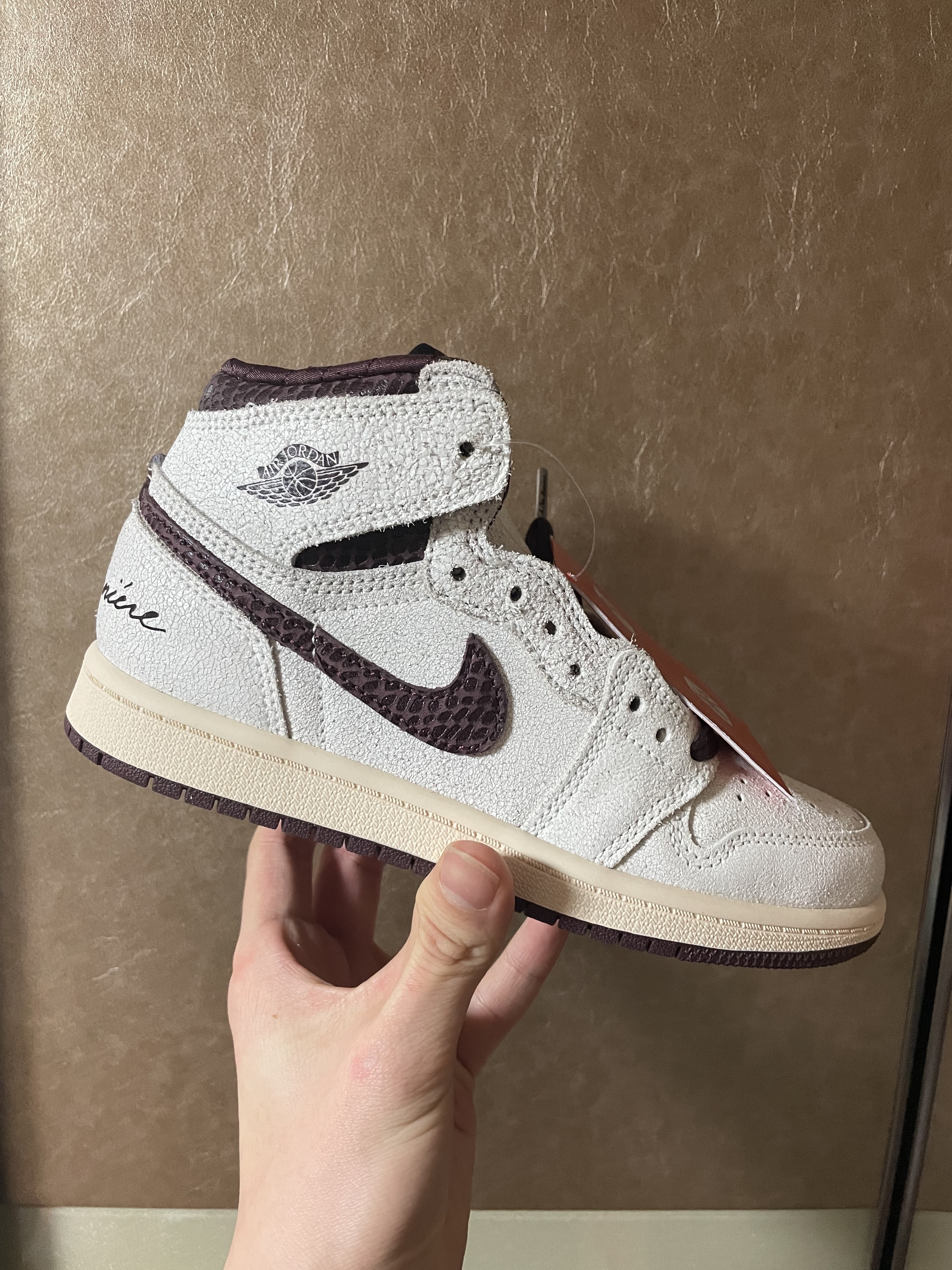 (PS) Jordan 1 x A Ma Maniere Retro High OG SP Burgundy and Sail 착용 스타일 - 1