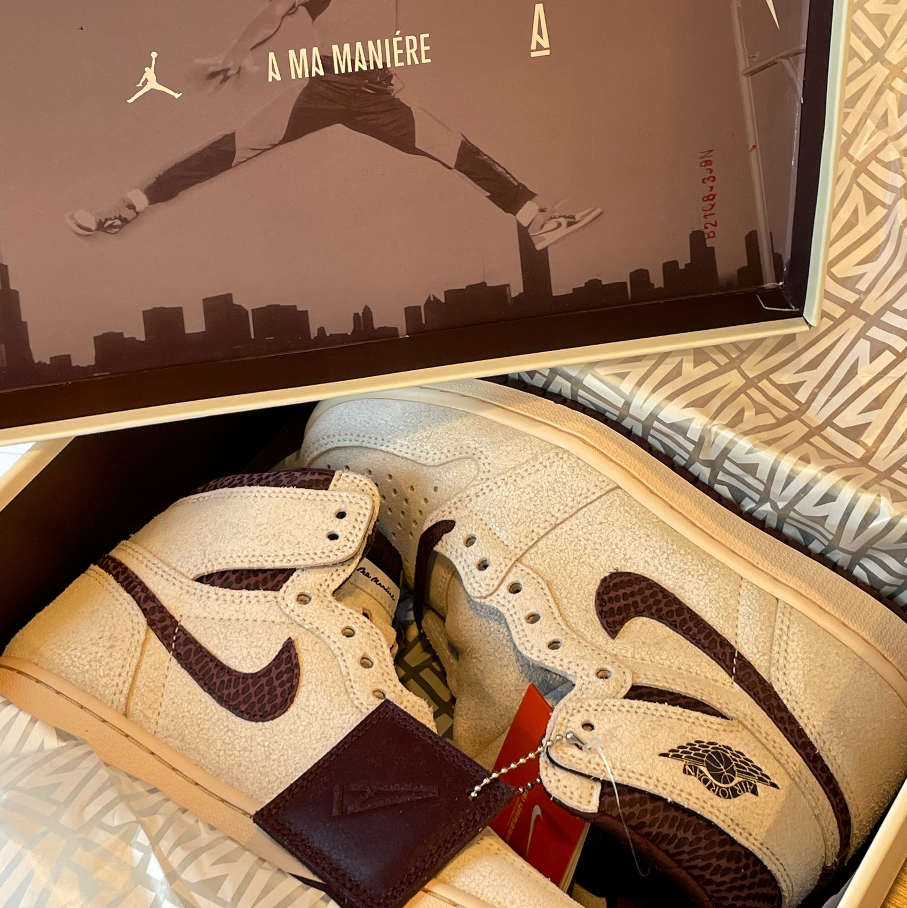 Jordan 1 x A Ma Maniere Retro High OG SP Sail and Burgundy 착용 스타일