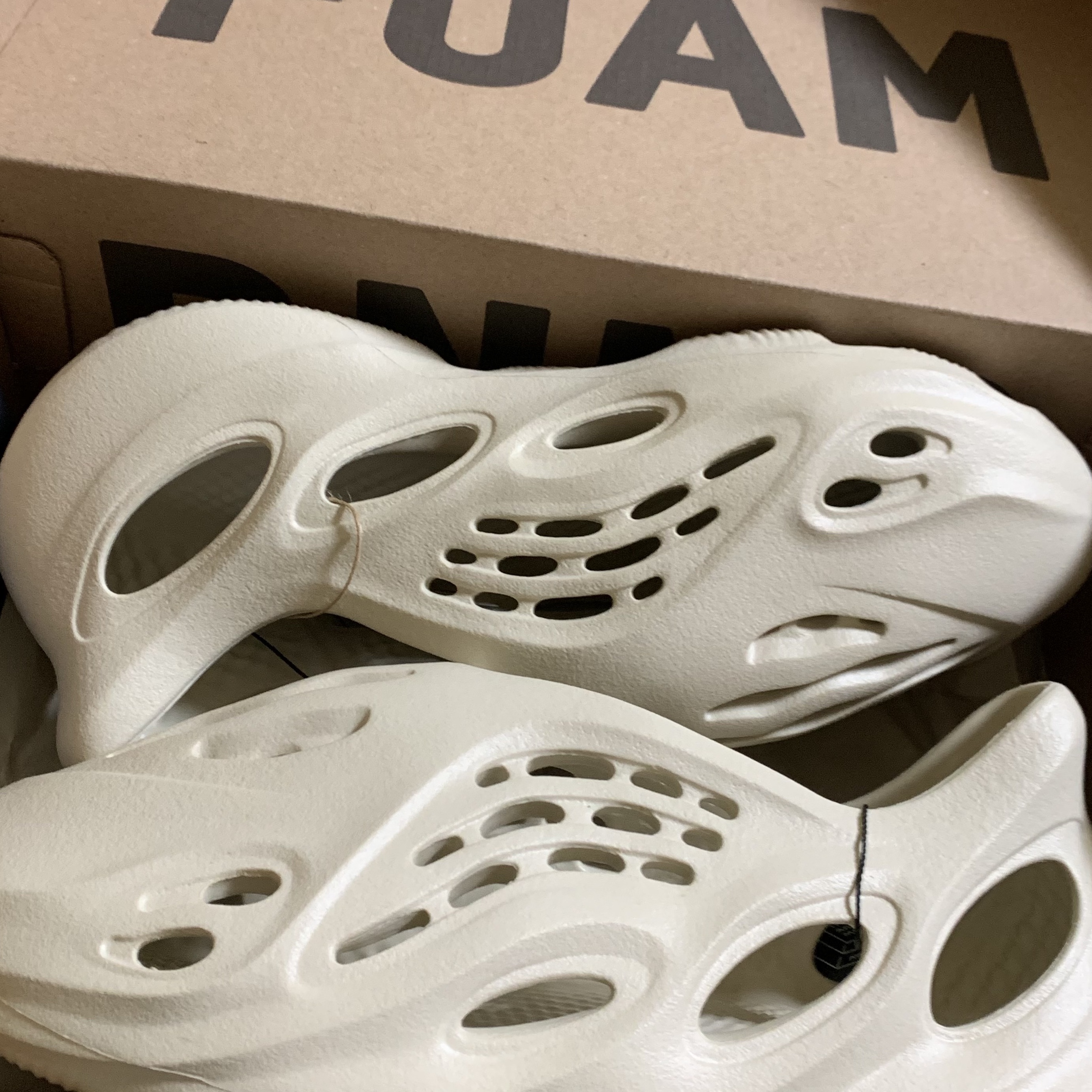Adidas Yeezy Foam RNNR Sand 착용 스타일
