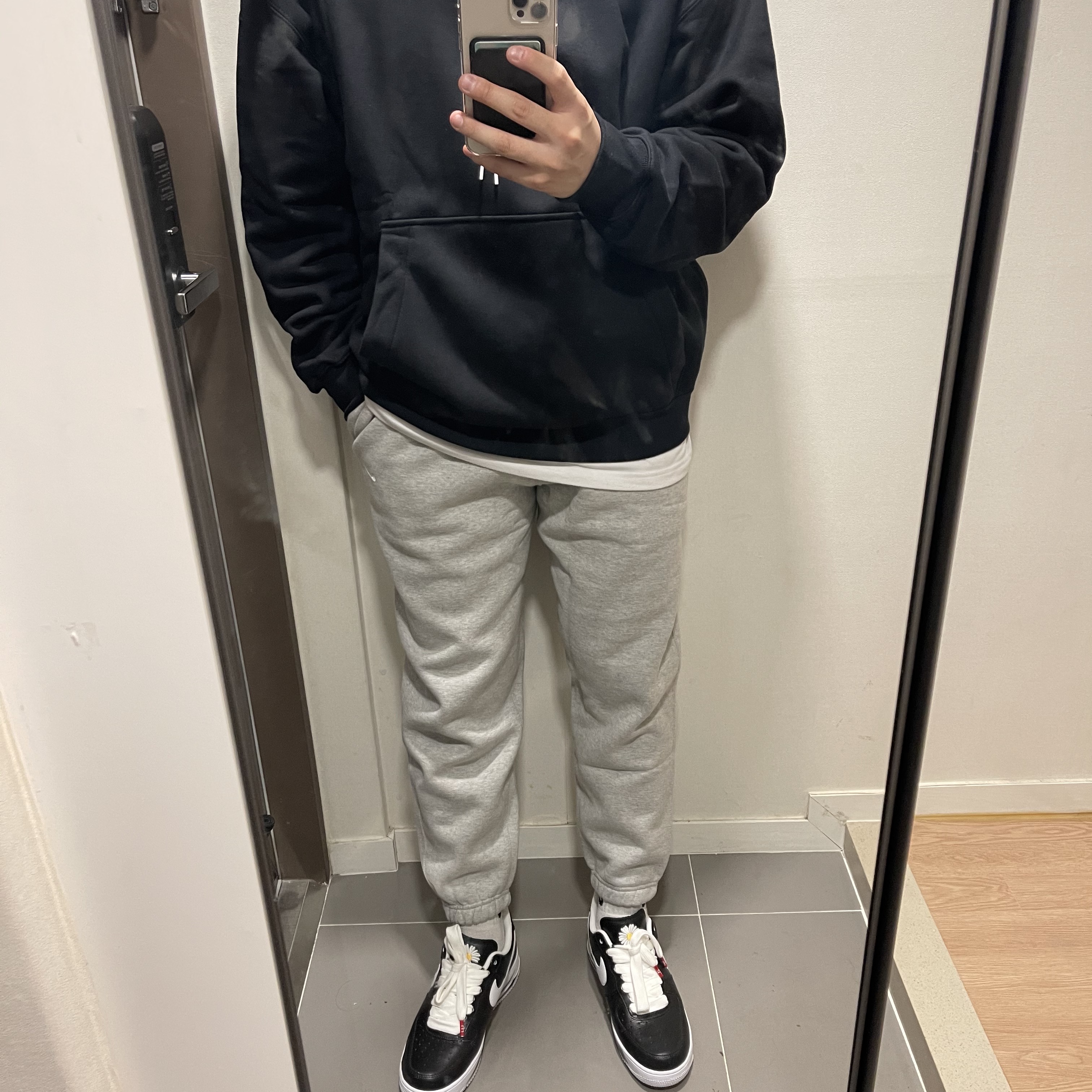 Nike NRG Solo Swoosh Fleece Hoodie Black White - US/EU, Nike NRG Solo Swoosh Fleece Pants Dark Grey Heather - US/EU 착용 스타일