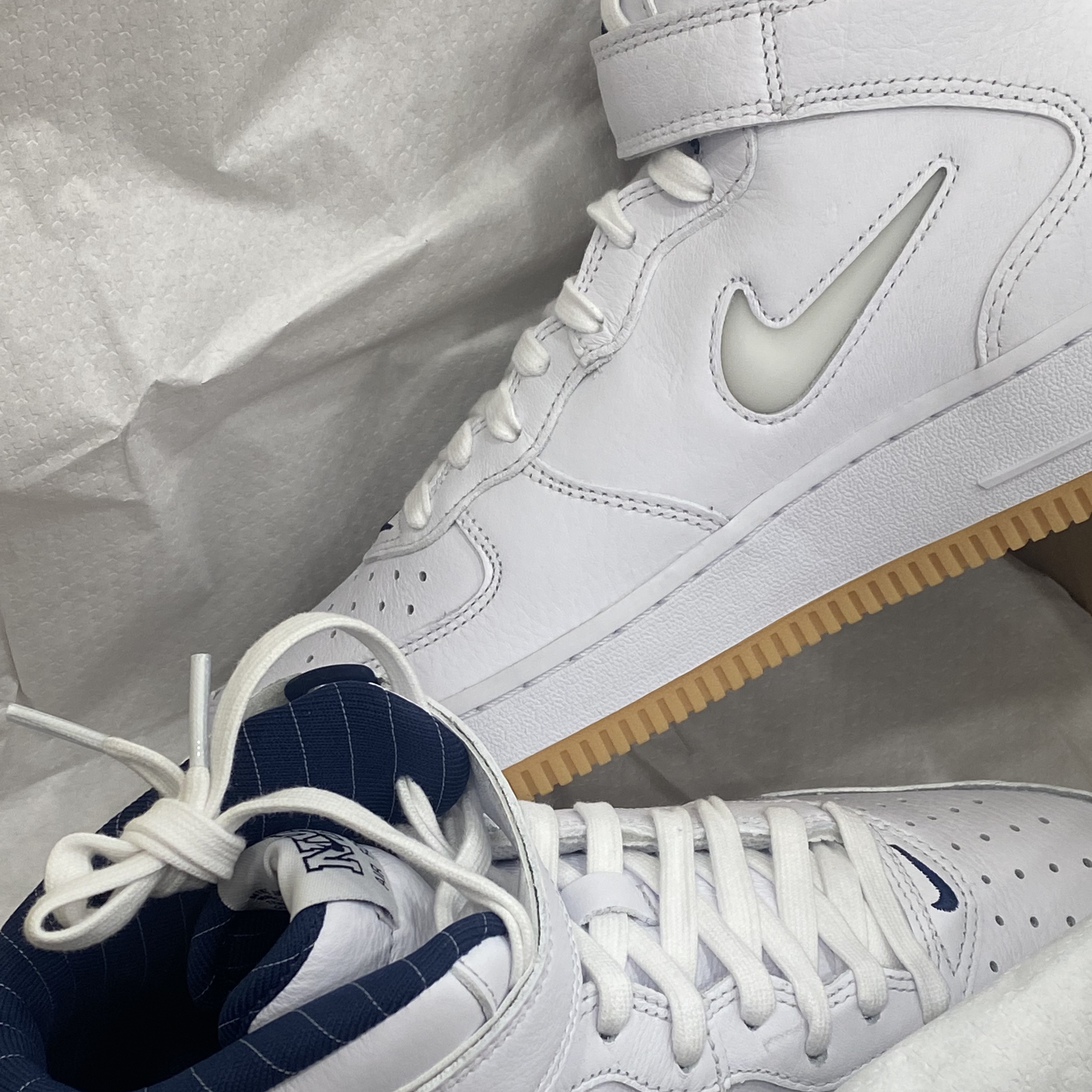 Nike Air Force 1 Mid QS NYC White Midnight Navy 착용 스타일