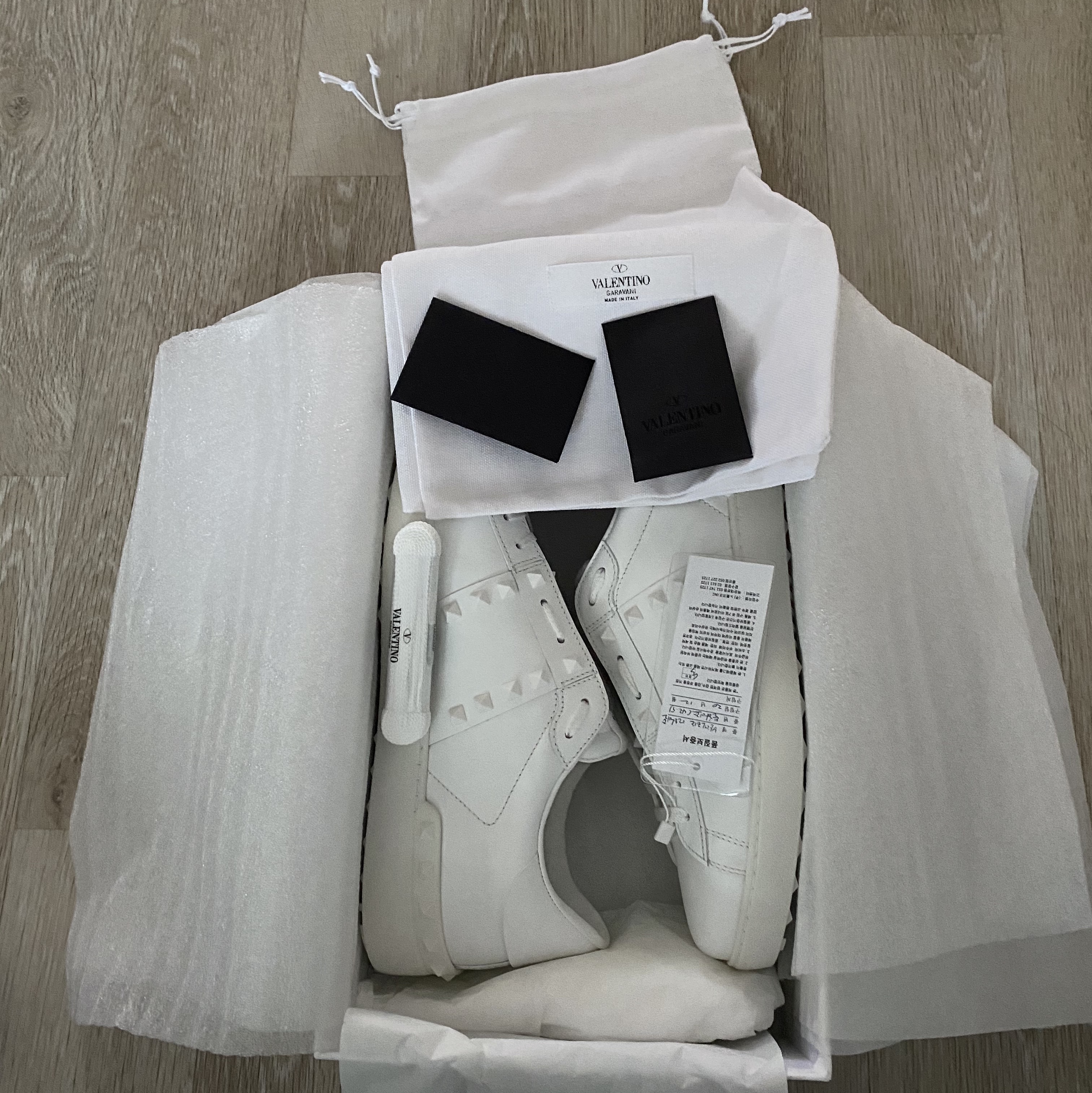 Valentino Rockstud Untitled Tone-On-Tone Studded Sneakers White - 20FW 착용 스타일 - 1