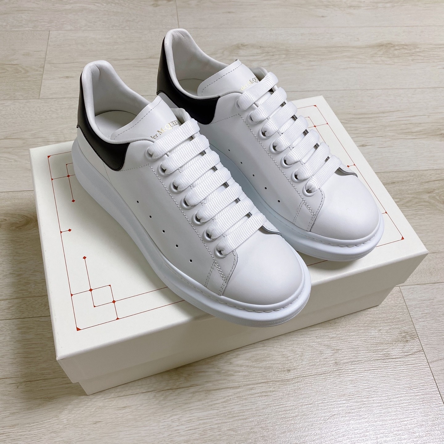 Alexander McQueen Oversized Sneakers White Black 착용 스타일 - 1