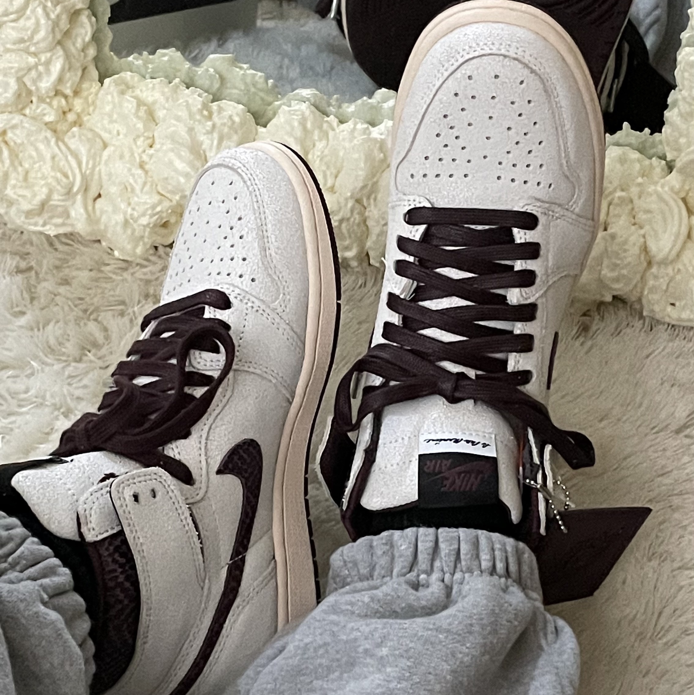 Jordan 1 x A Ma Maniere Retro High OG SP Sail and Burgundy 착용 스타일 - 2