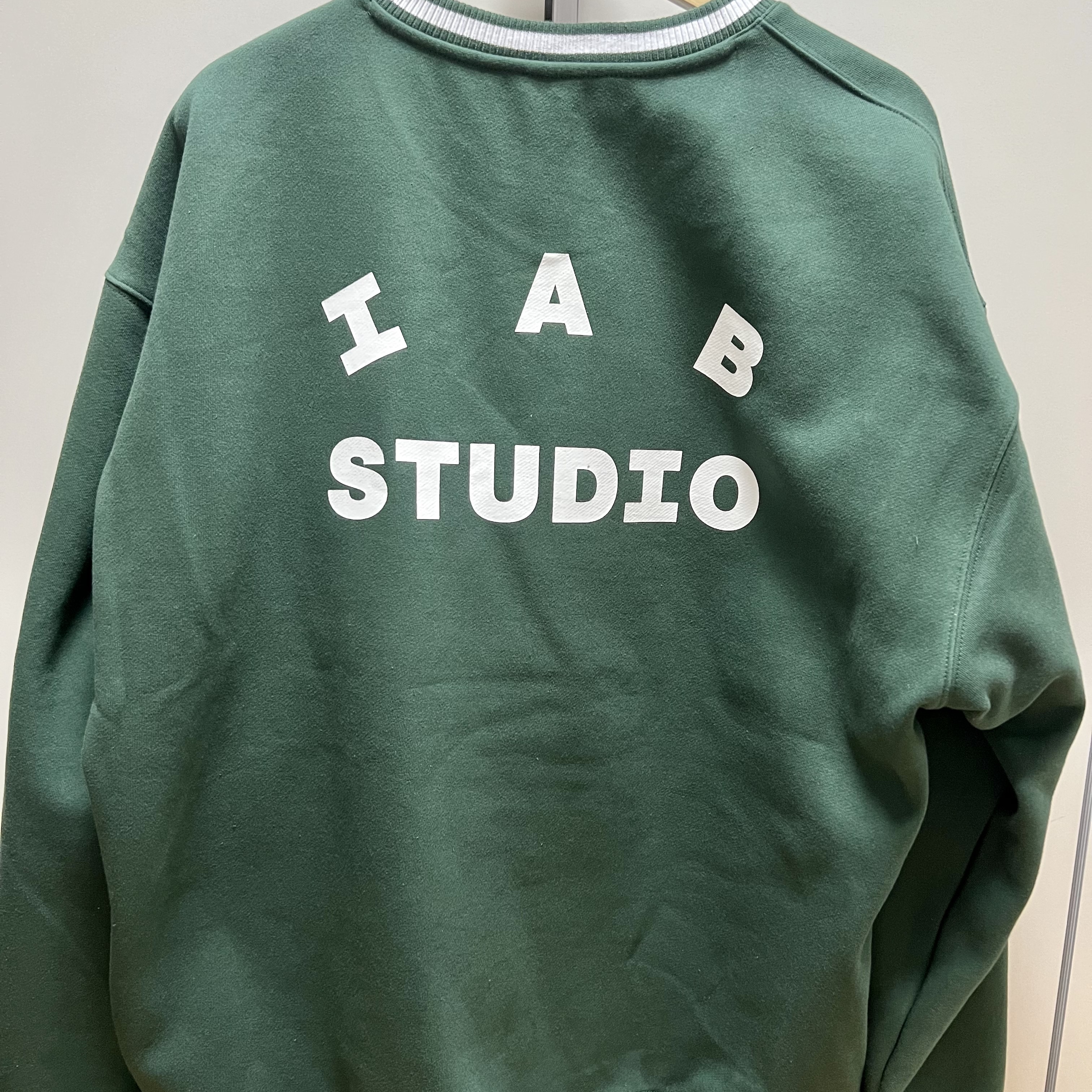 IAB Studio x Yonex Sweatshirt Green 착용 스타일 - 4