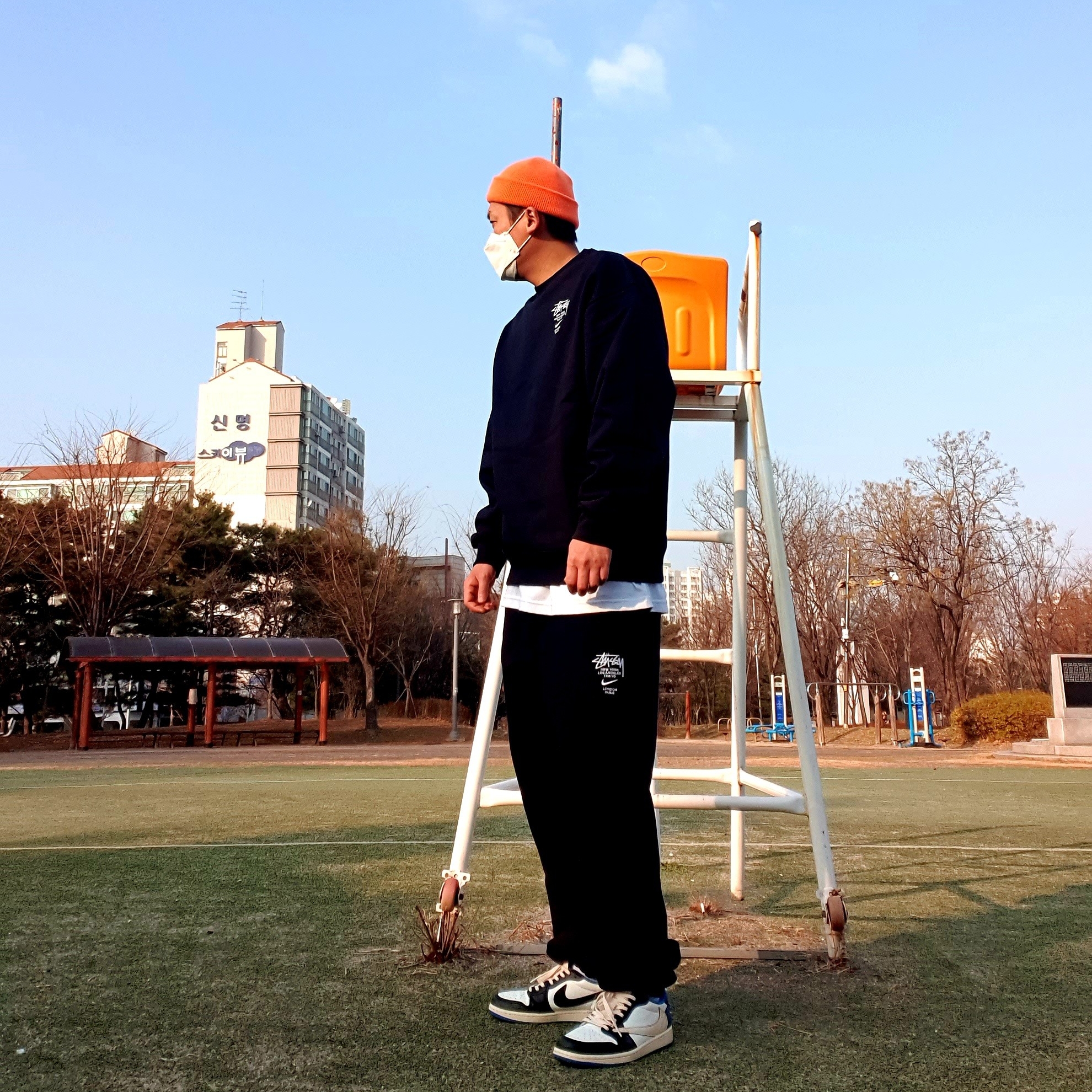 Jordan 1 x Travis Scott x Fragment Retro Low OG SP Military Blue, Nike x Stussy NRG ZR Fleece Pants Black - US/EU 착용 스타일 - 1