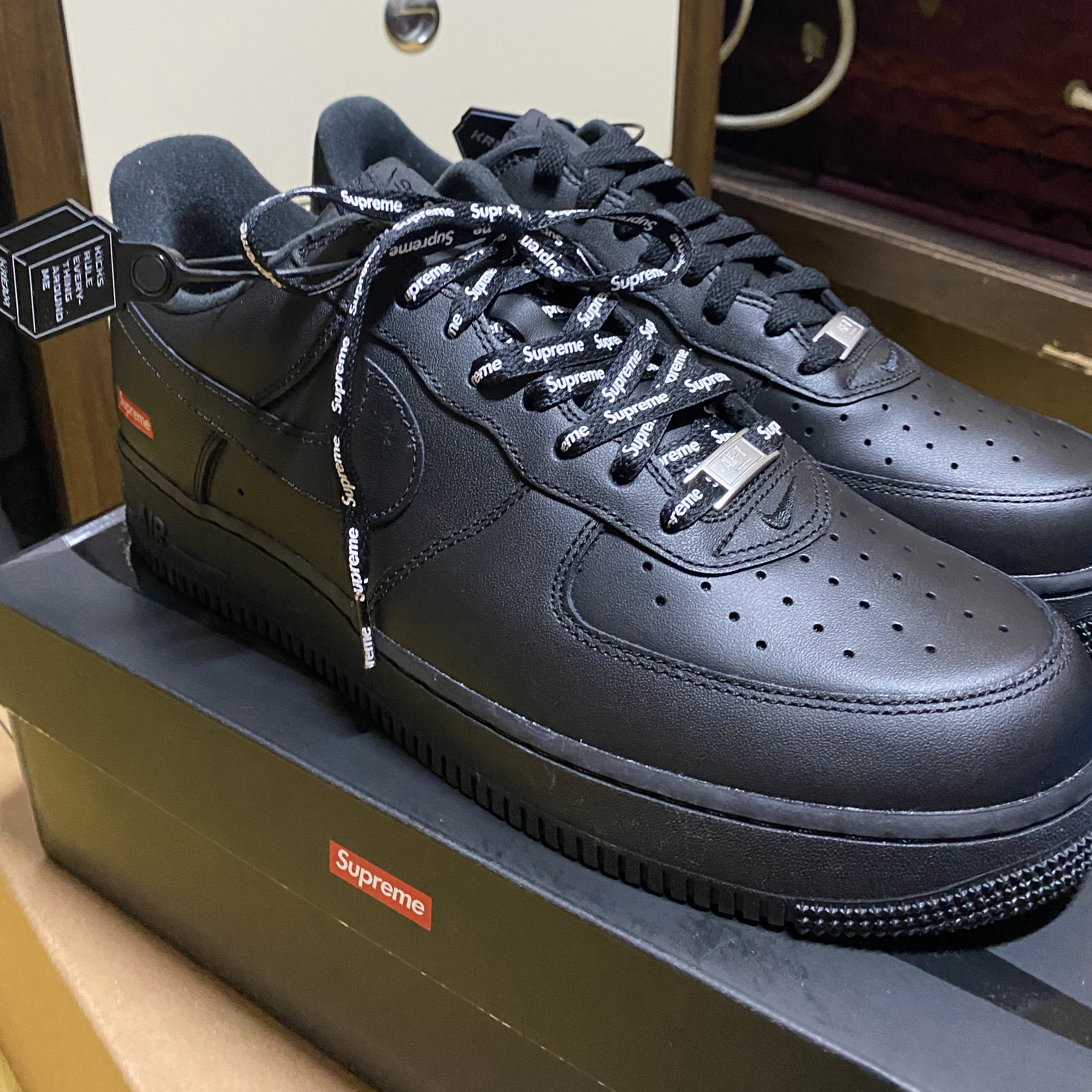 Nike x Supreme Air Force 1 Low Black 착용 스타일 - 1