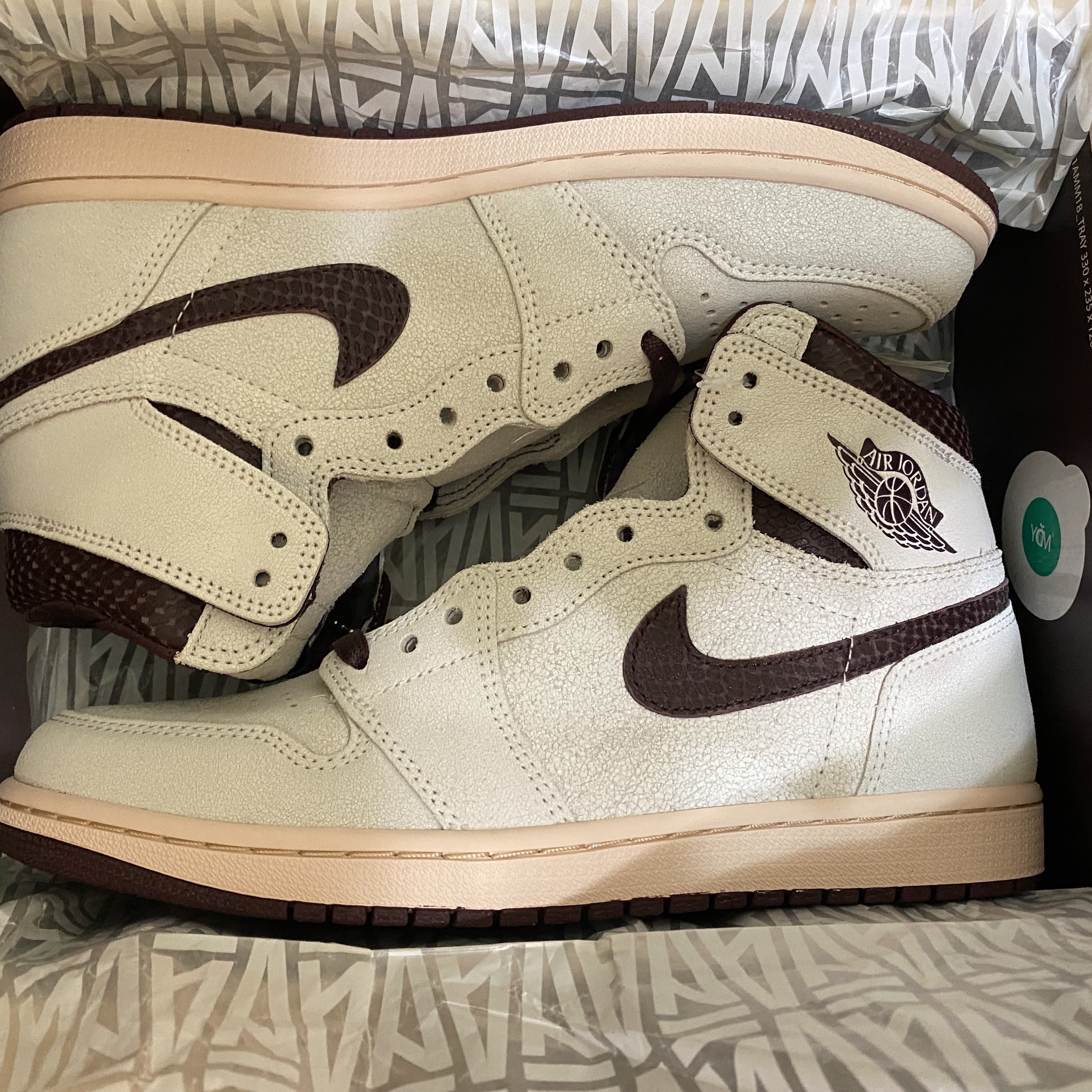 Jordan 1 x A Ma Maniere Retro High OG SP Sail and Burgundy 착용 스타일 - 1