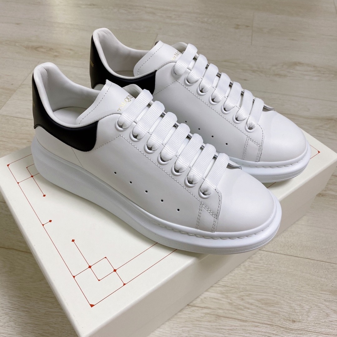Alexander McQueen Oversized Sneakers White Black 착용 스타일 - 2