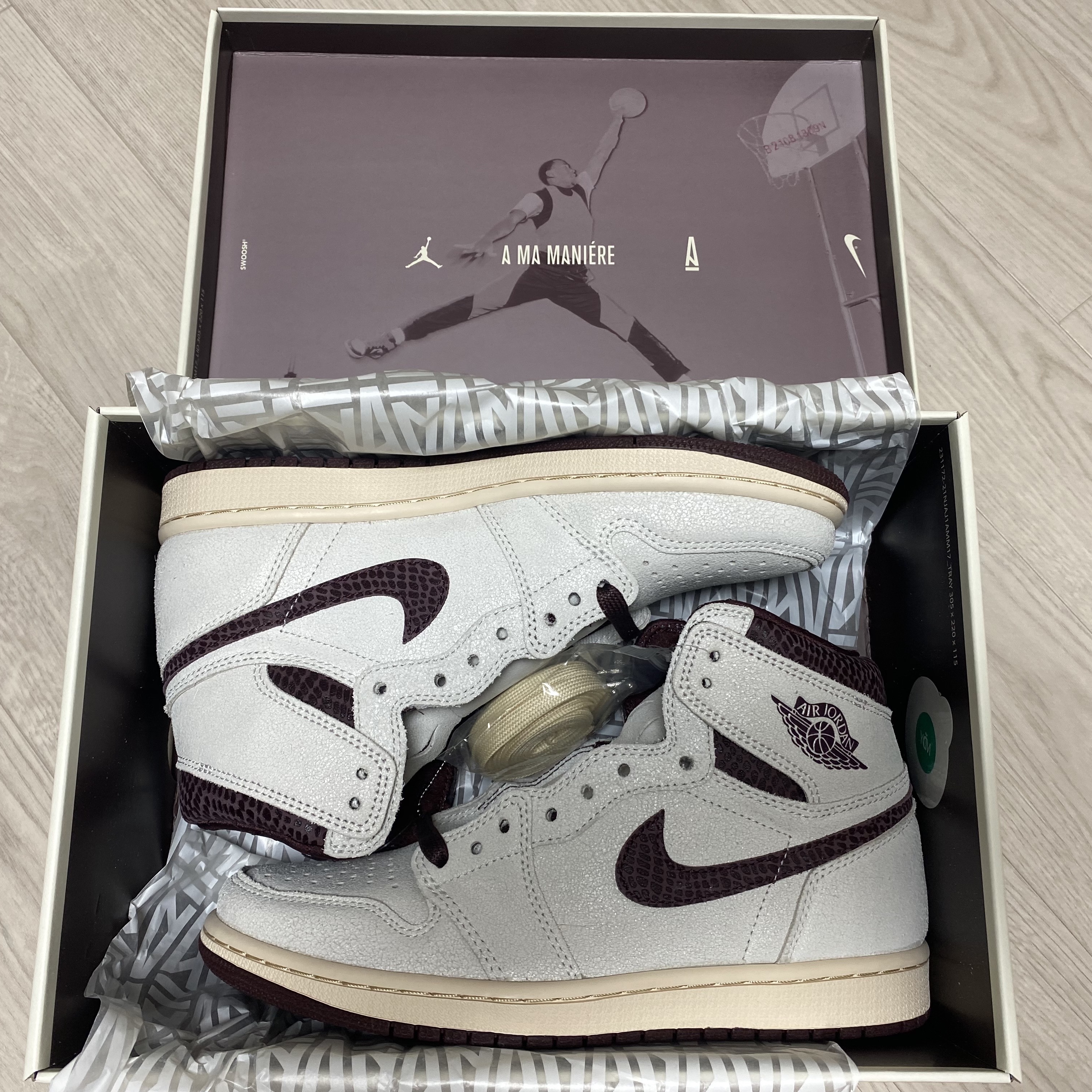 Jordan 1 x A Ma Maniere Retro High OG SP Sail and Burgundy 착용 스타일 - 1