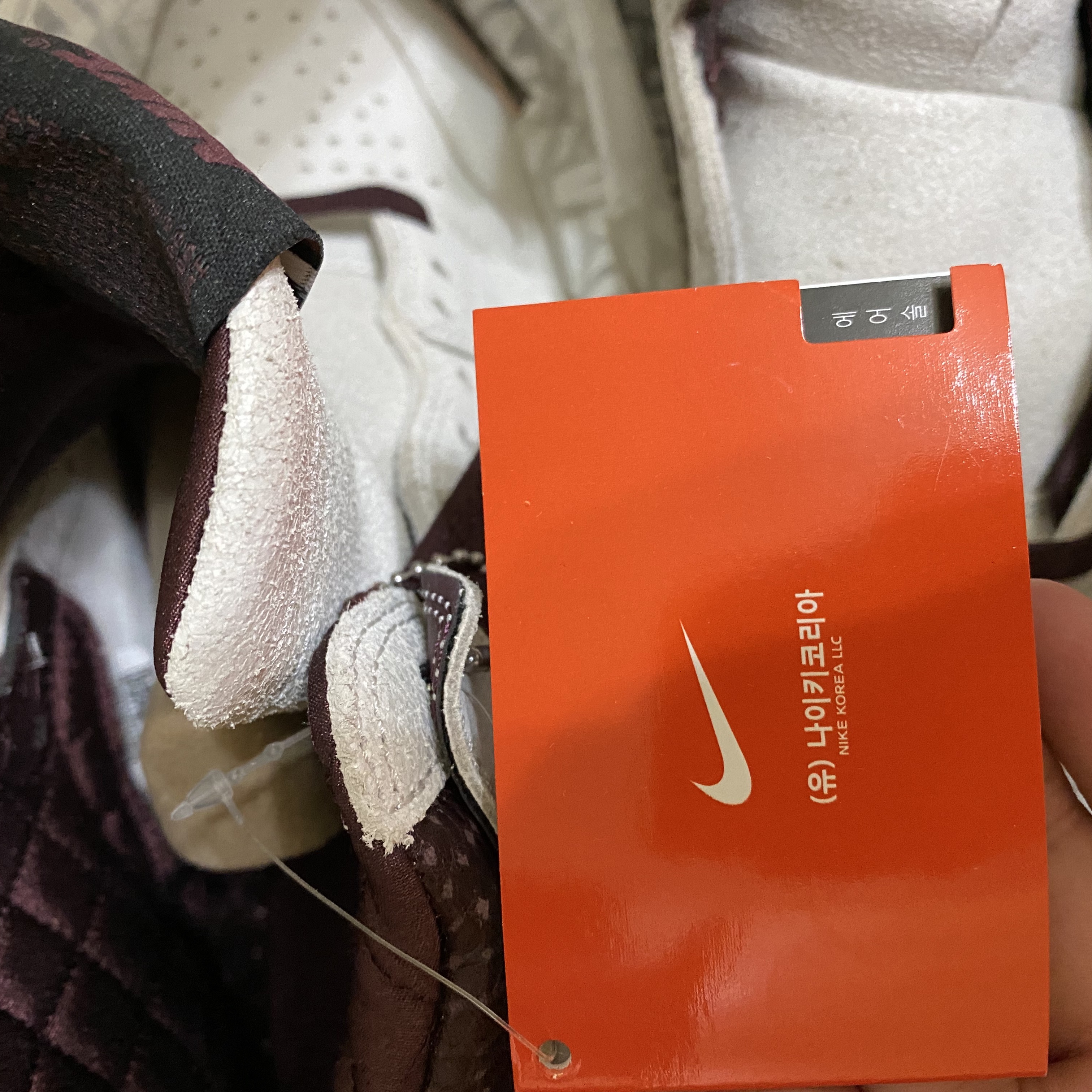Jordan 1 x A Ma Maniere Retro High OG SP Sail and Burgundy 착용 스타일 - 3