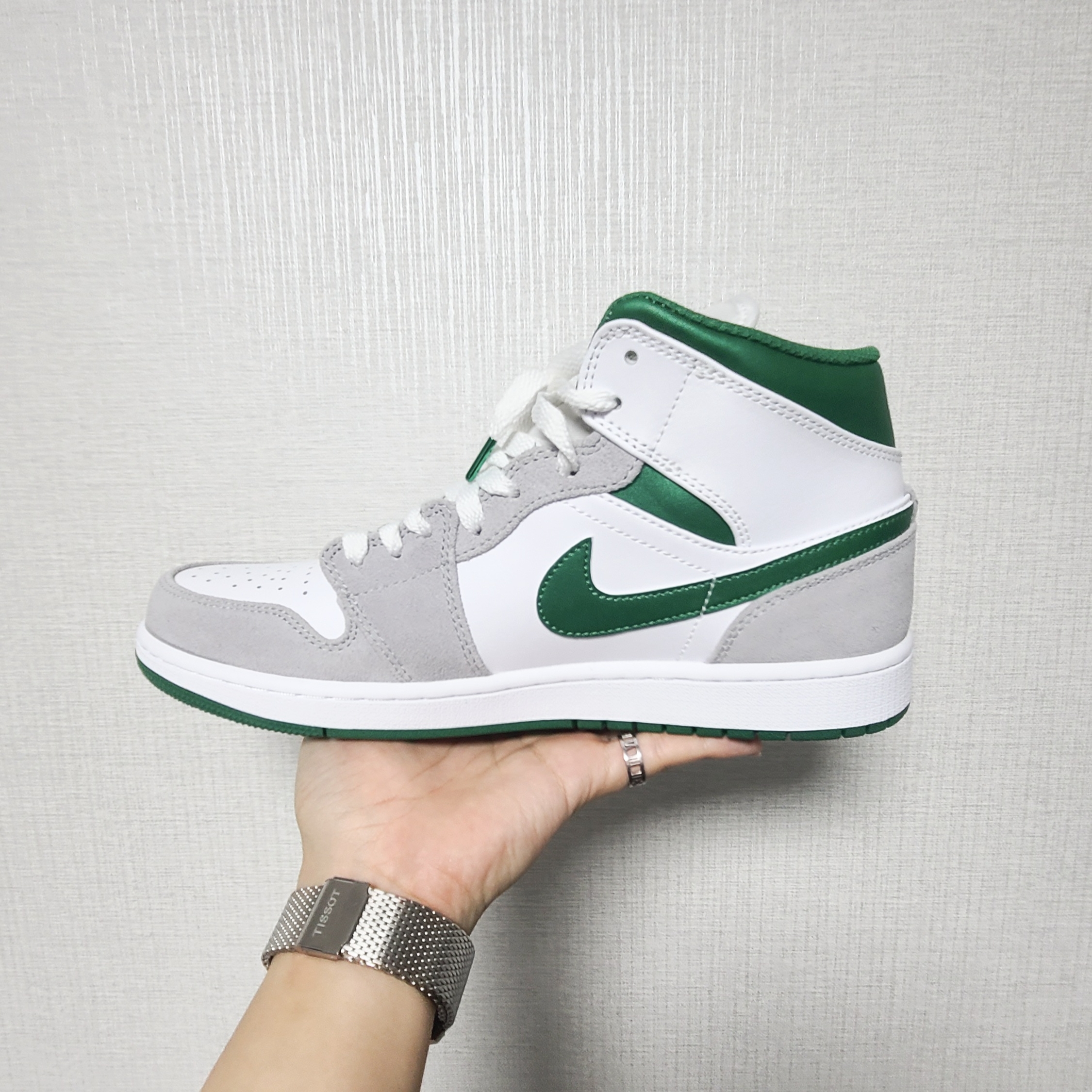 Jordan 1 Mid SE Pine Green Light Smoke Grey 착용 스타일