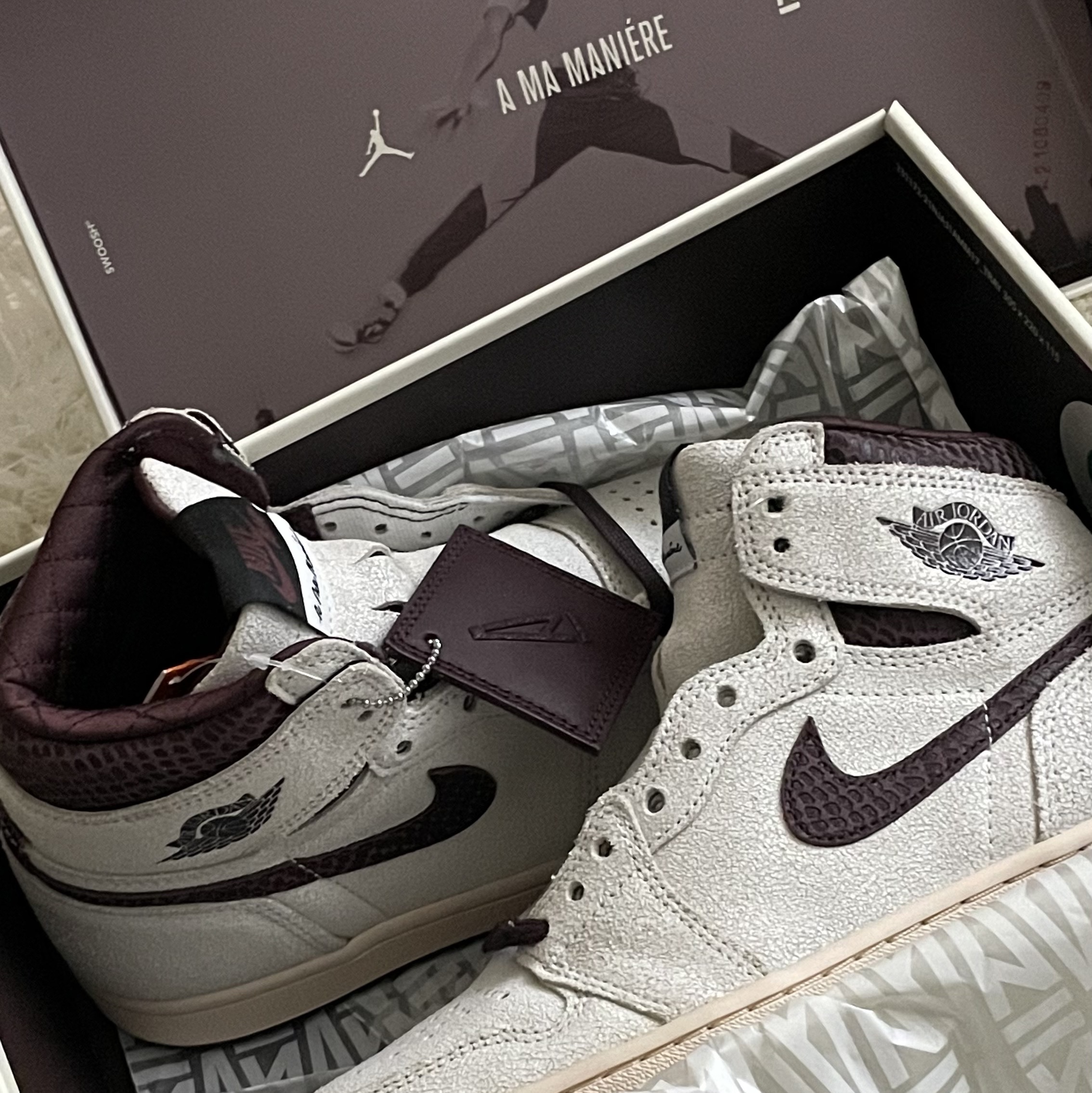 Jordan 1 x A Ma Maniere Retro High OG SP Sail and Burgundy 착용 스타일 - 1