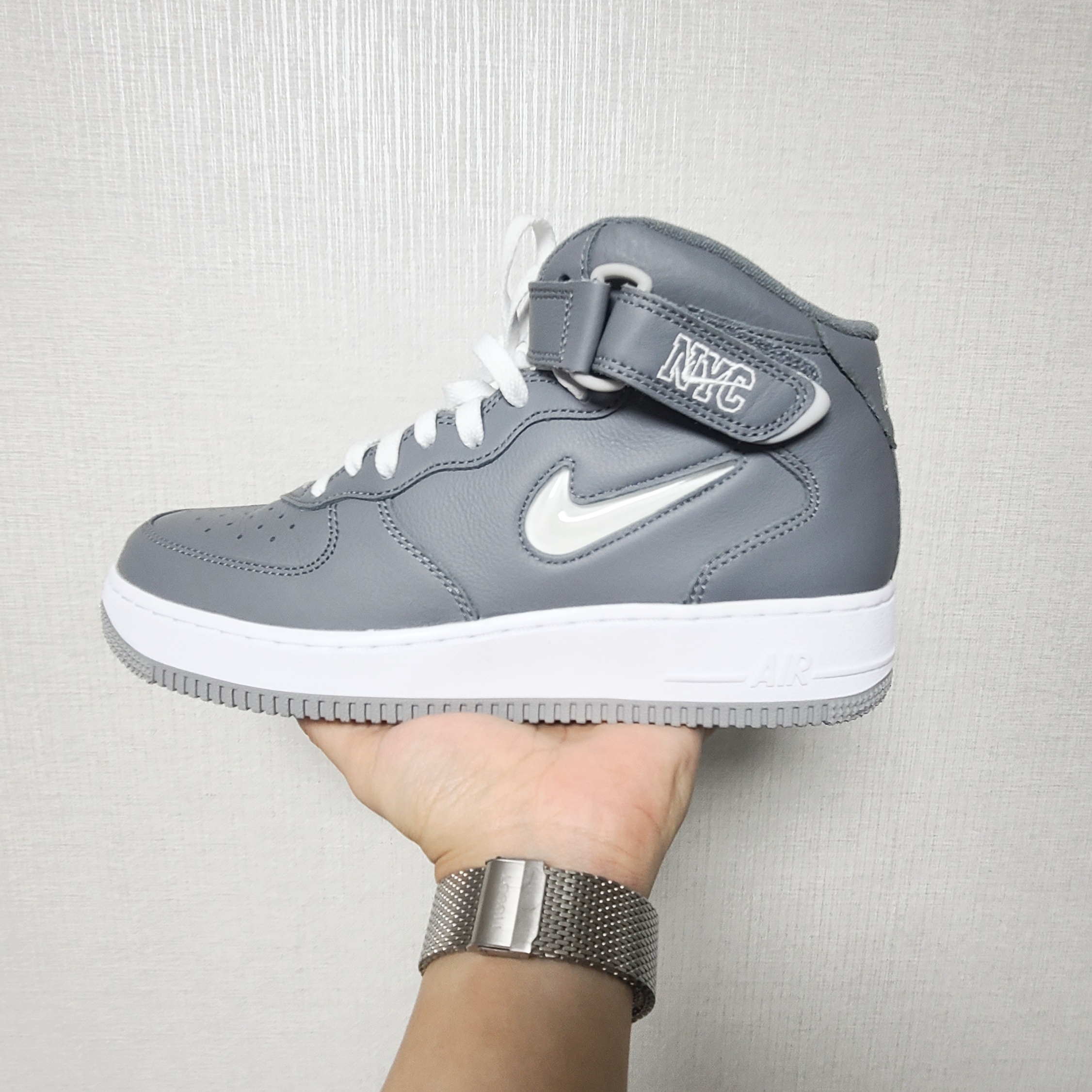 Nike Air Force 1 Mid QS NYC Cool Grey 착용 스타일 - 1